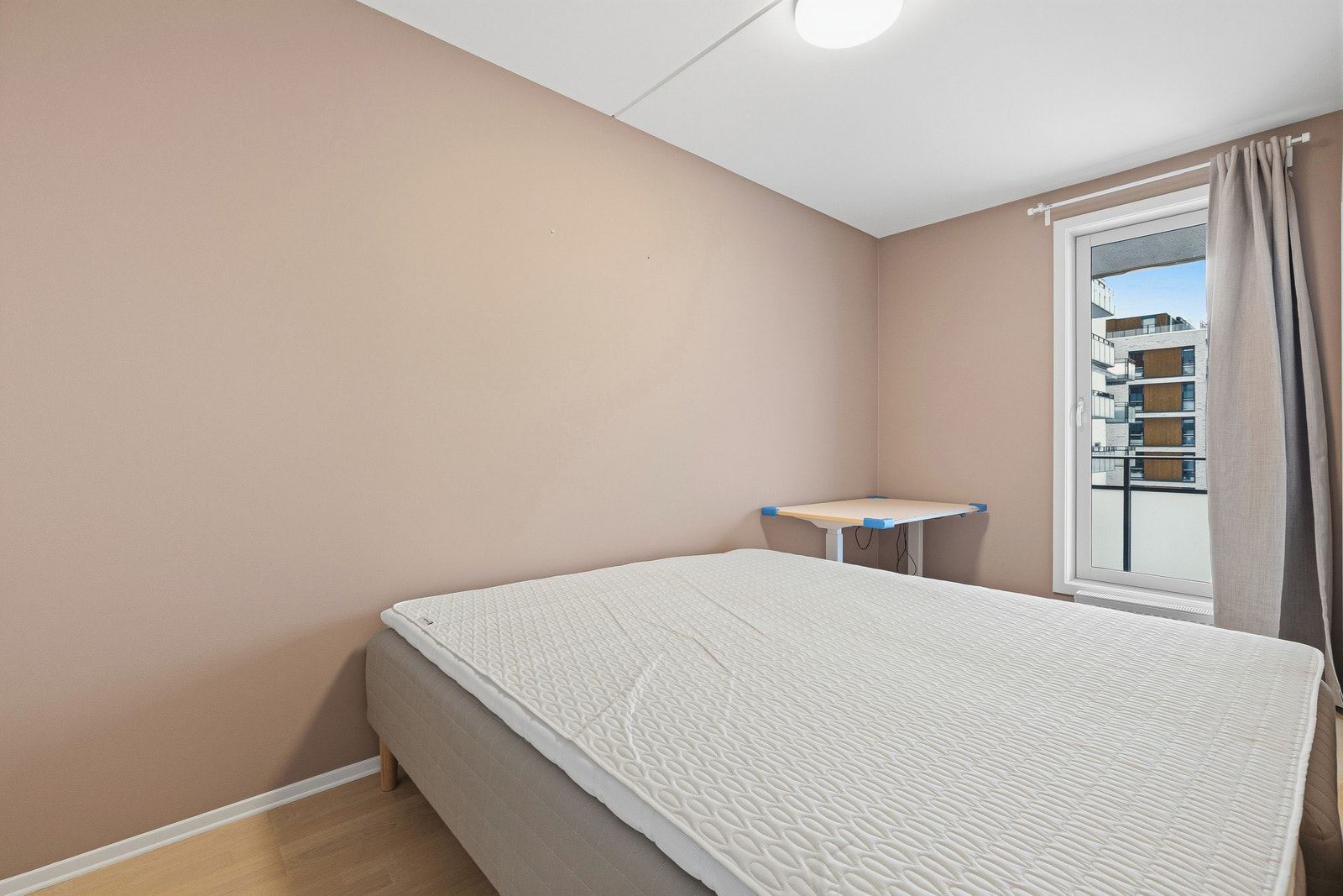 Romslig soverom med seng. Galleribilde