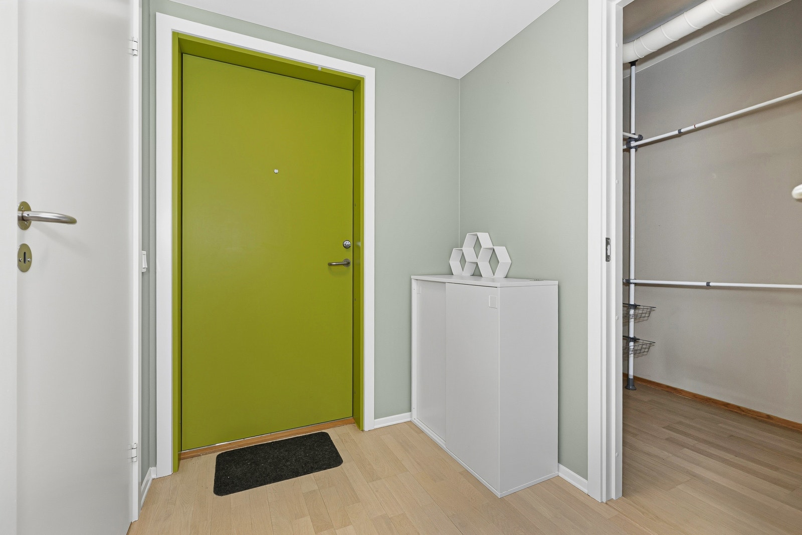 Entré med god plass til å henge fra seg yttertøy og klær. Galleribilde