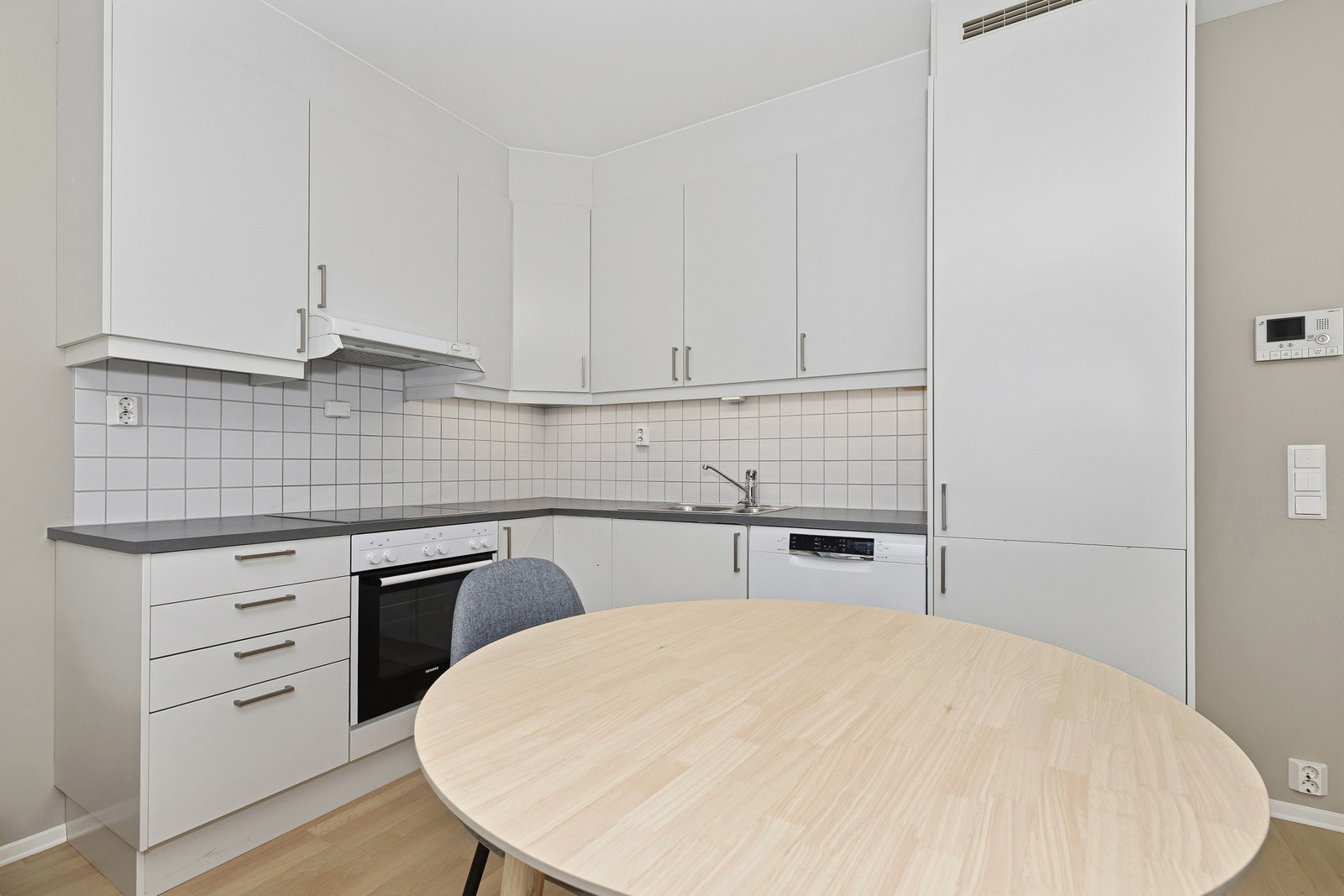 Åpen kjøkkenløsning med alt av hvitevarer. Galleribilde