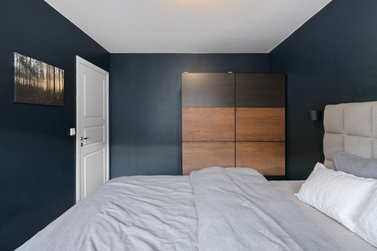 Garderobeløsning gir ryddig oppbevaring og god romfølelse Galleribilde