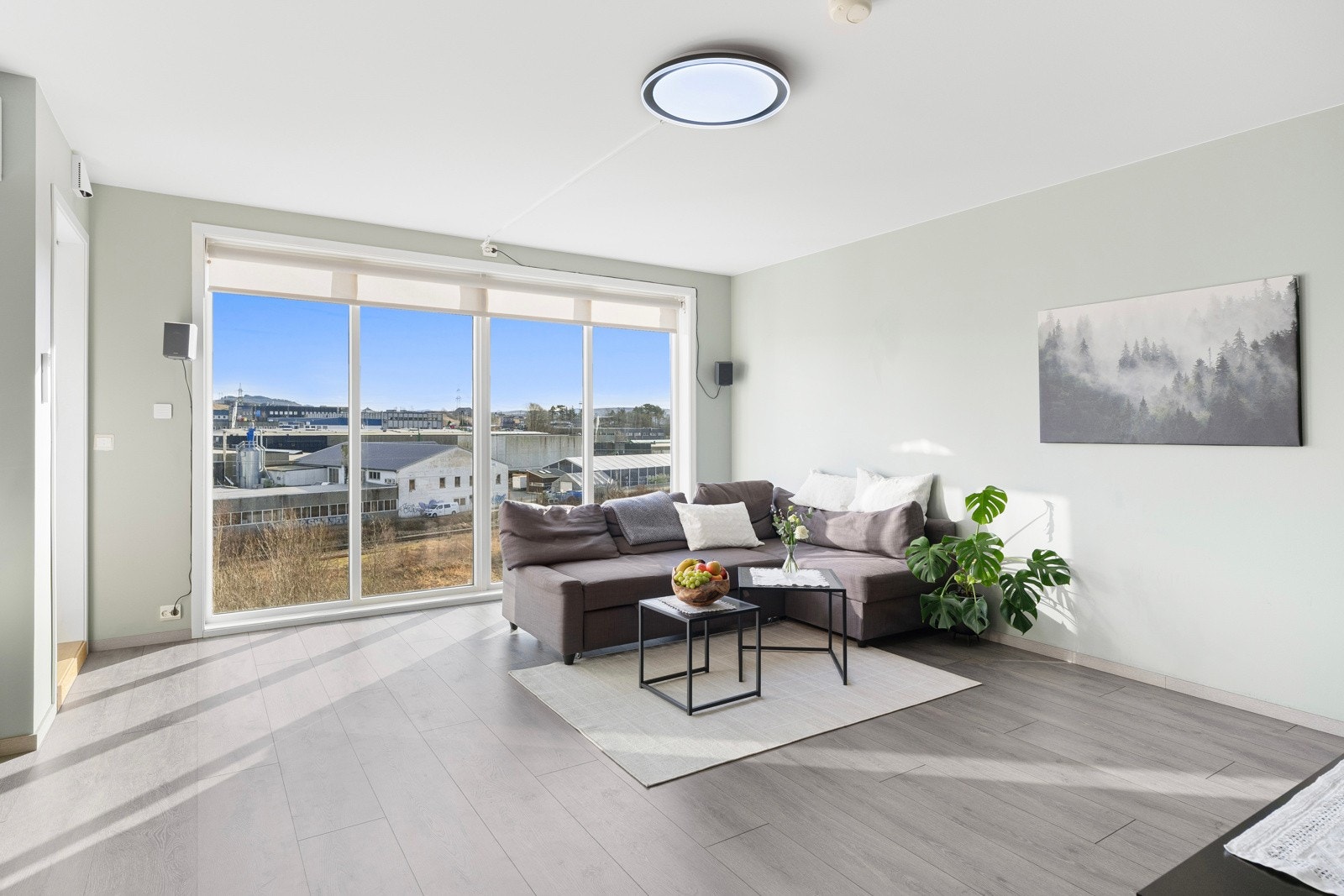 Lyse overflater og nytt gulv bidrar til et ryddig og helhetlig uttrykk Galleribilde