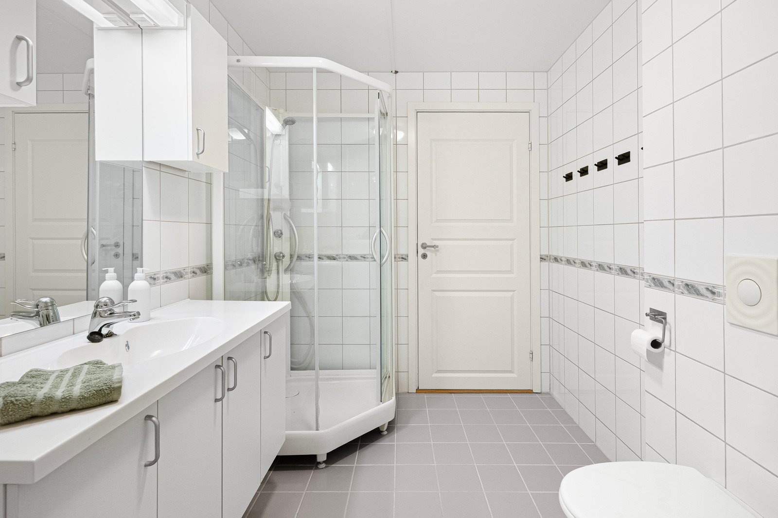 Praktisk innredning med gode oppbevaringsløsninger og opplegg for vaskemaskin Galleribilde