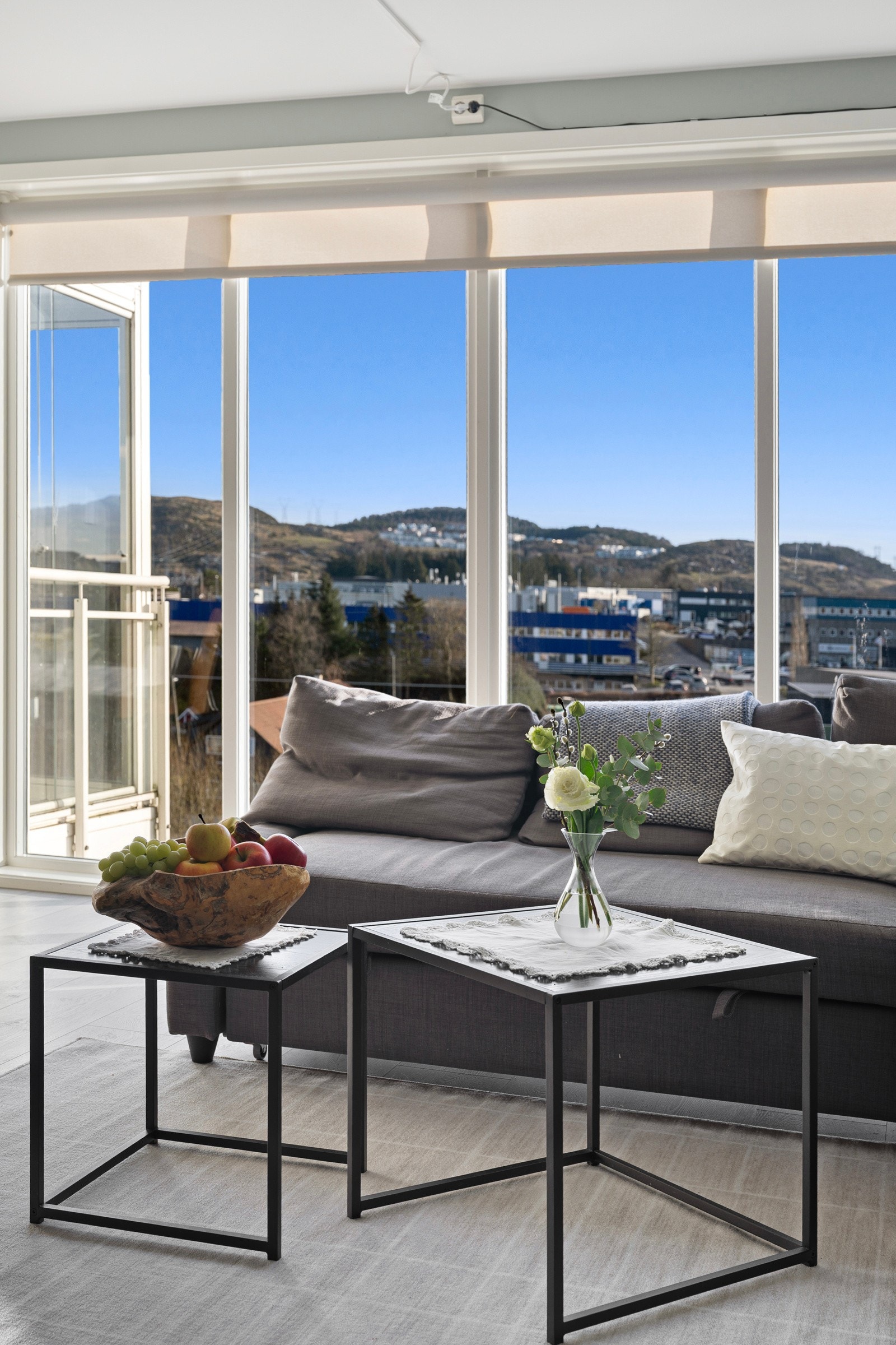 Utsikten og lysinnslippet gir stuen en rolig og avslappet atmosfære Galleribilde