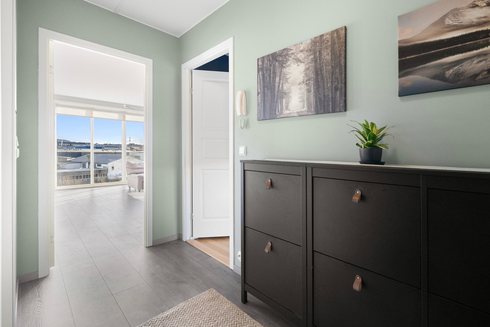 Romslig entré gir et ryddig førsteinntrykk Galleribilde