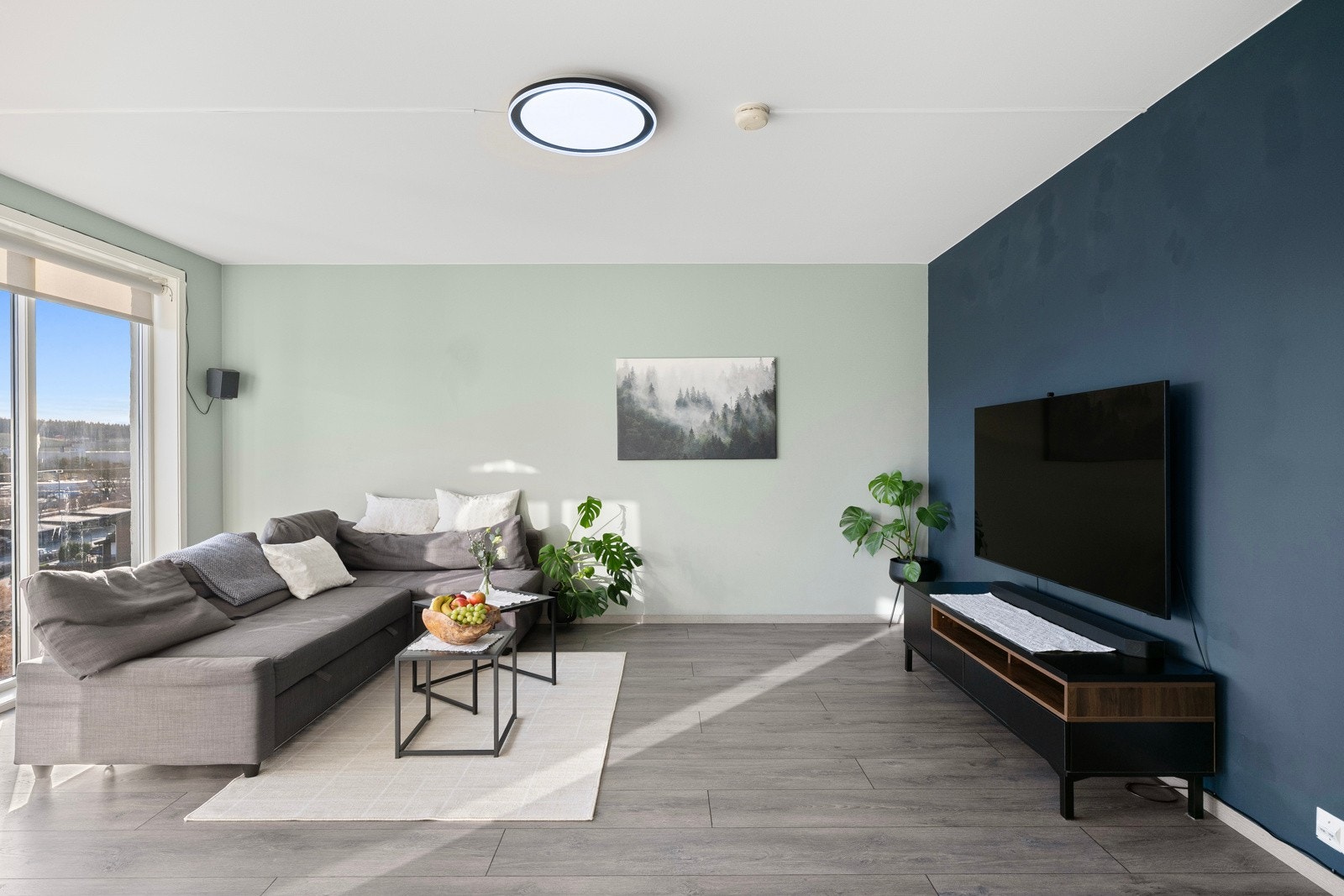 God plass til sofagruppe med tilhørende møblement Galleribilde