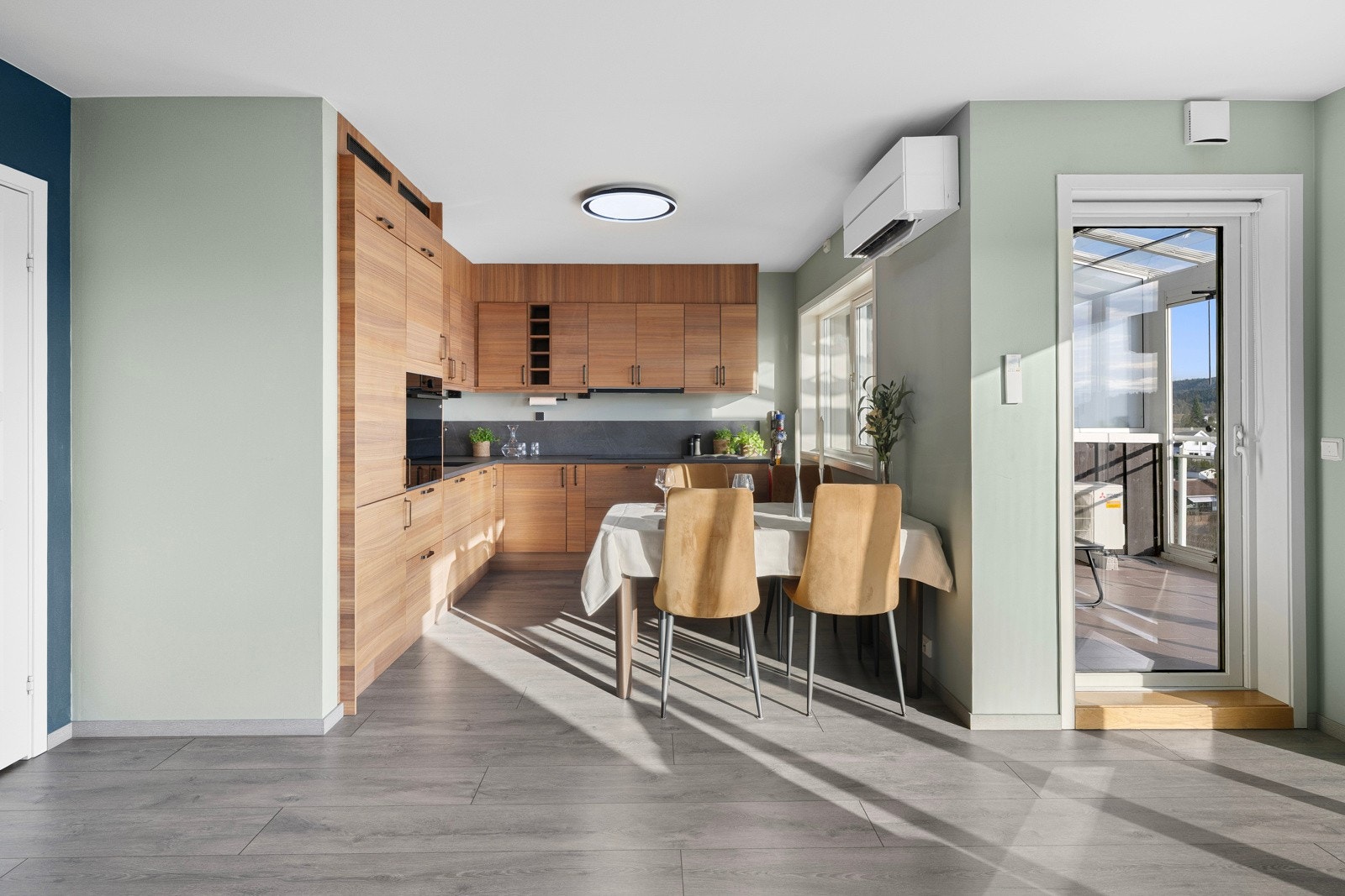 Spiseplassen har god kontakt med stuen, samtidig som den er lett å definere som egen sone Galleribilde