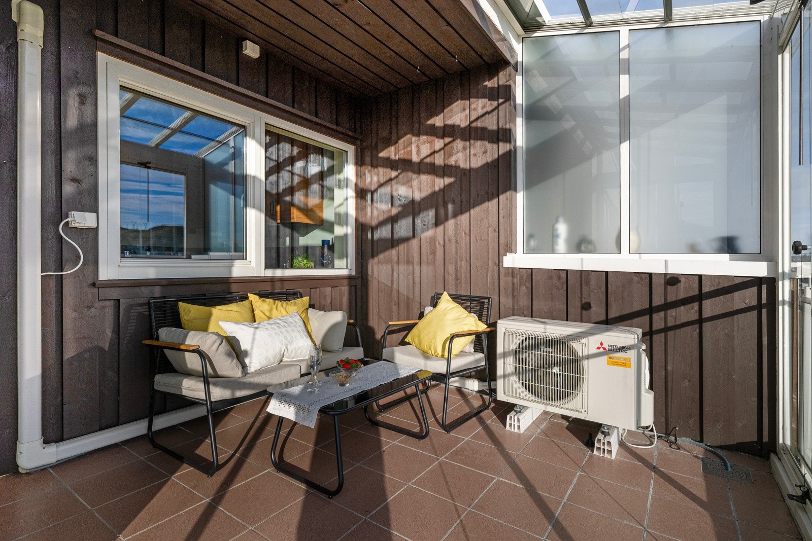 Innglasset balkong fungerer som en lun forlengelse av oppholdsrommet Galleribilde