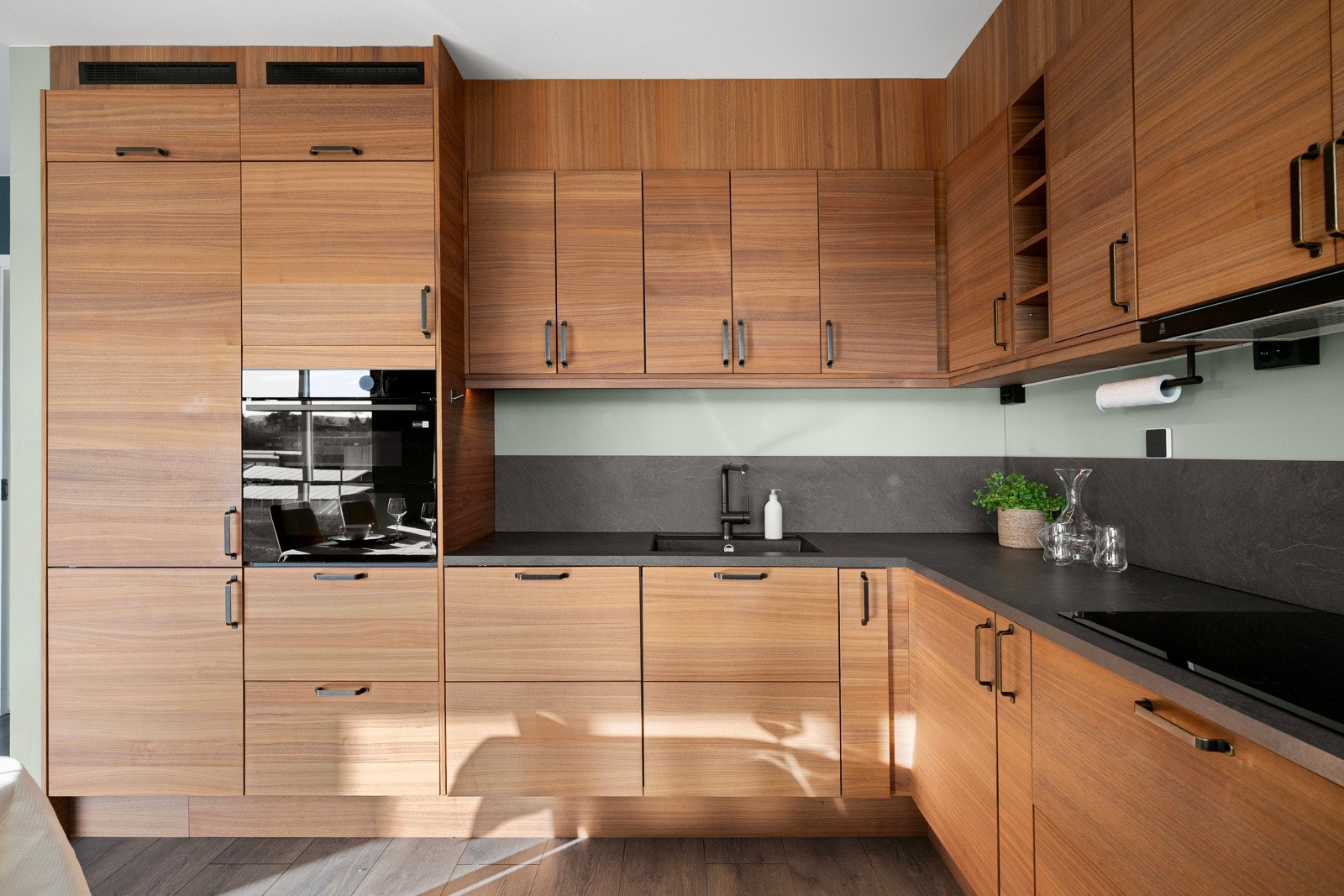 Kjøkkenet er oppgradert i 2023 og fremstår funksjonelt med god arbeidsflyt Galleribilde