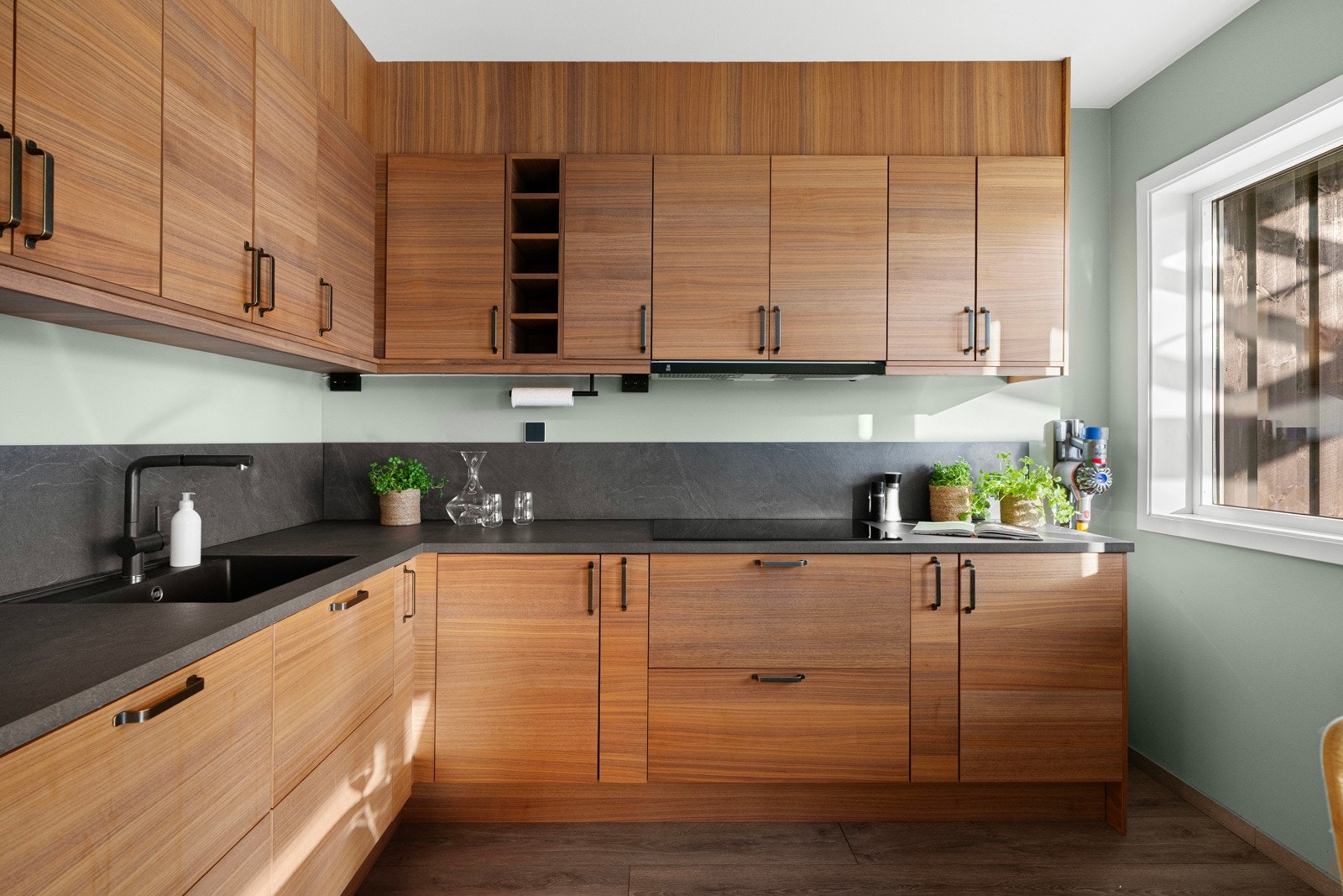 L-formet innredning gir rikelig med benkeplass og god oppbevaring Galleribilde