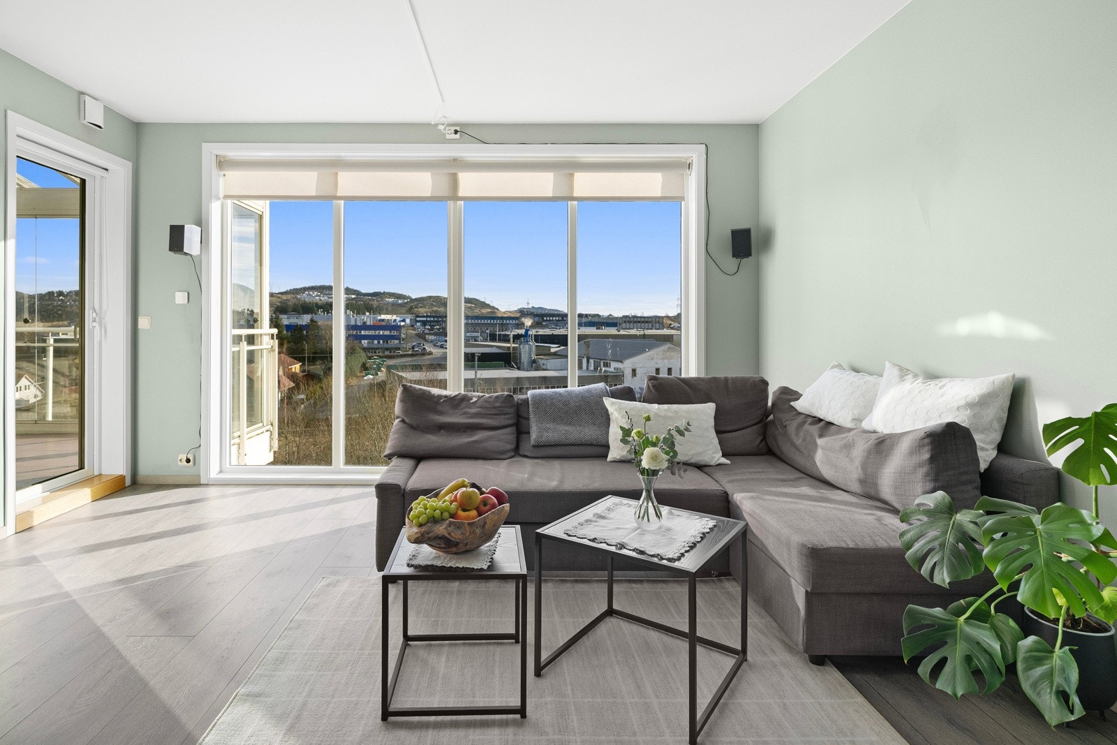 Stuen oppleves som romslig og behagelig, med store vindusflater som gir godt dagslys gjennom hele dagen. Galleribilde