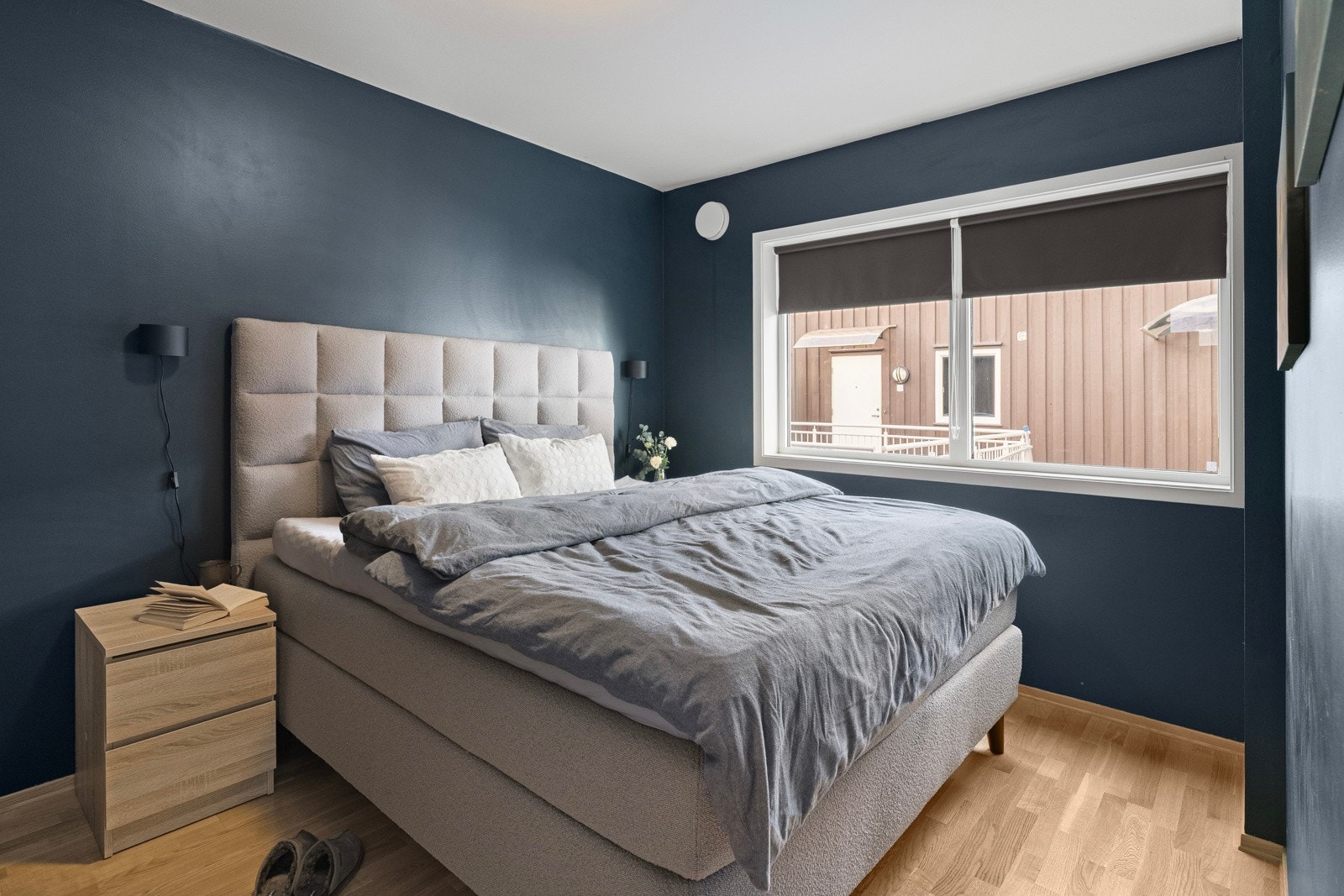 Hovedsoverommet har god plass til dobbeltseng og tilhørende møbler Galleribilde