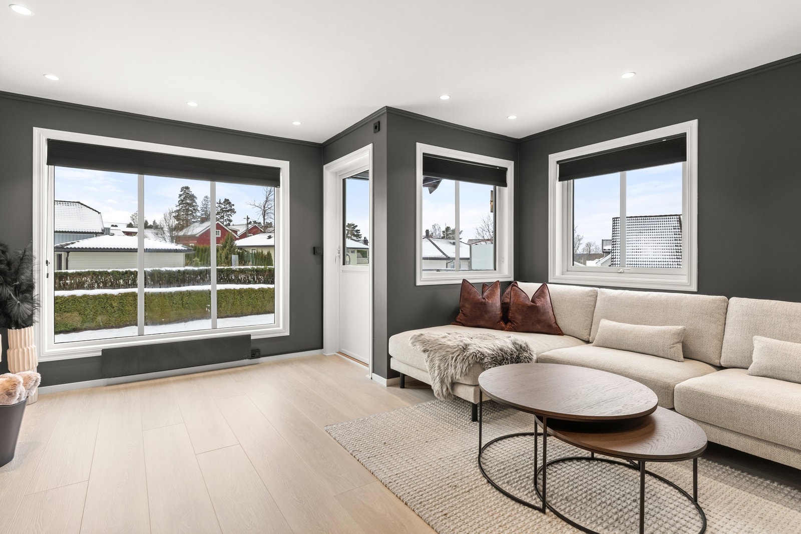 Boligen har store vindusflater på flere vegger, som slipper inn godt med naturlig lys Galleribilde