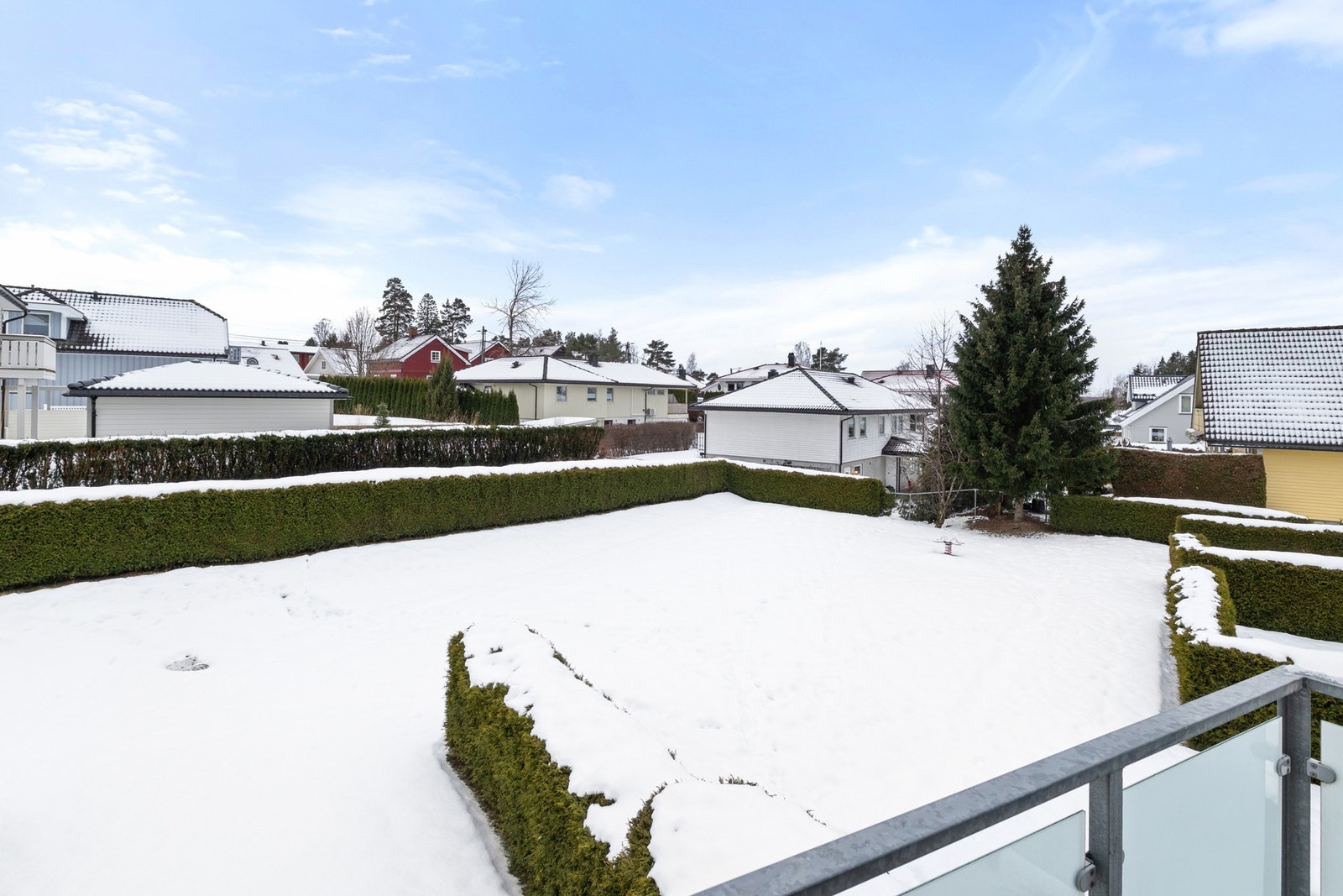 Balkongen ligger skjermet til med gode solforhold og utsyn over fellesarealet Galleribilde