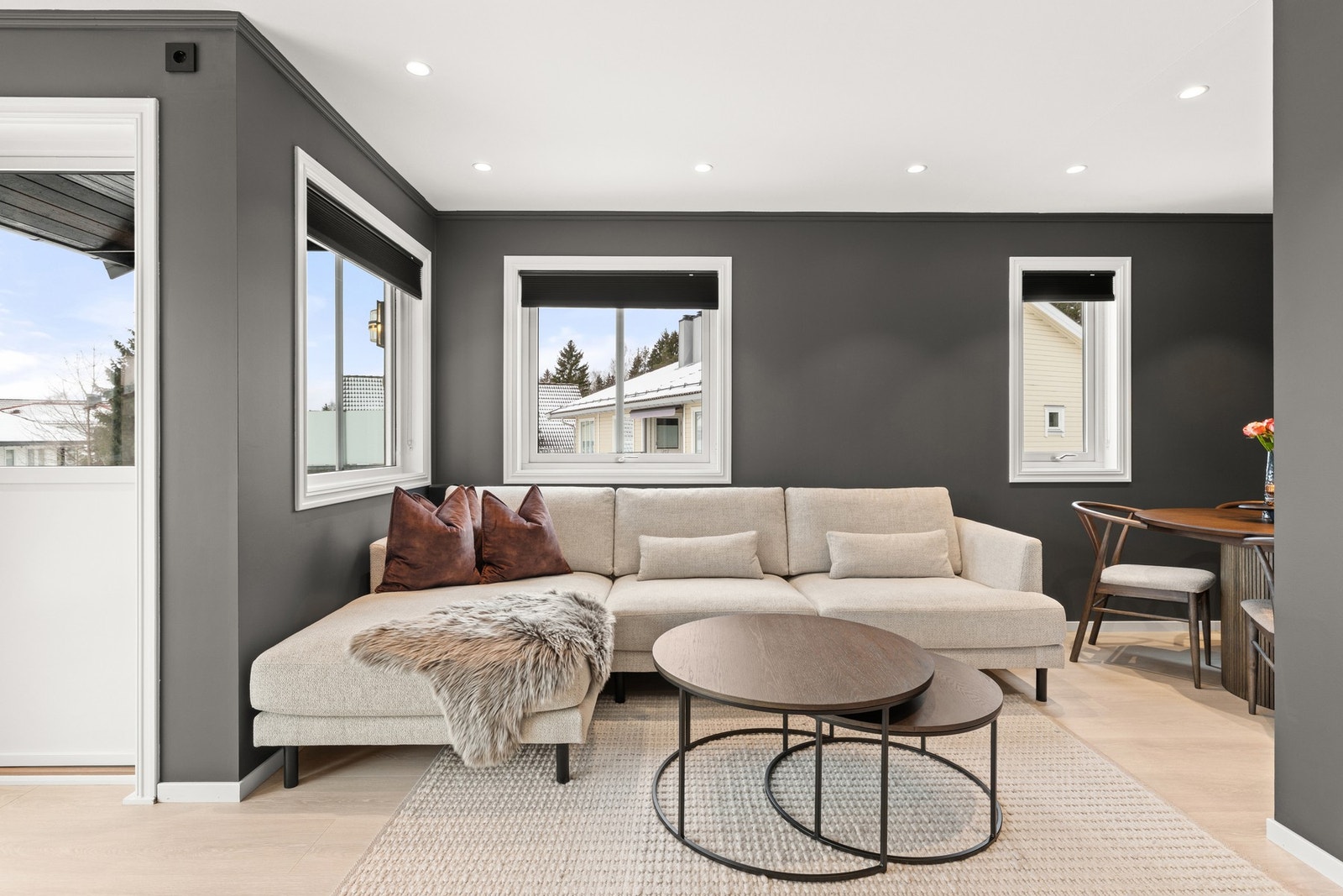 Boligen har 1-stavs parkett på gulv og slette, matte veggflater i moderne fargetoner Galleribilde