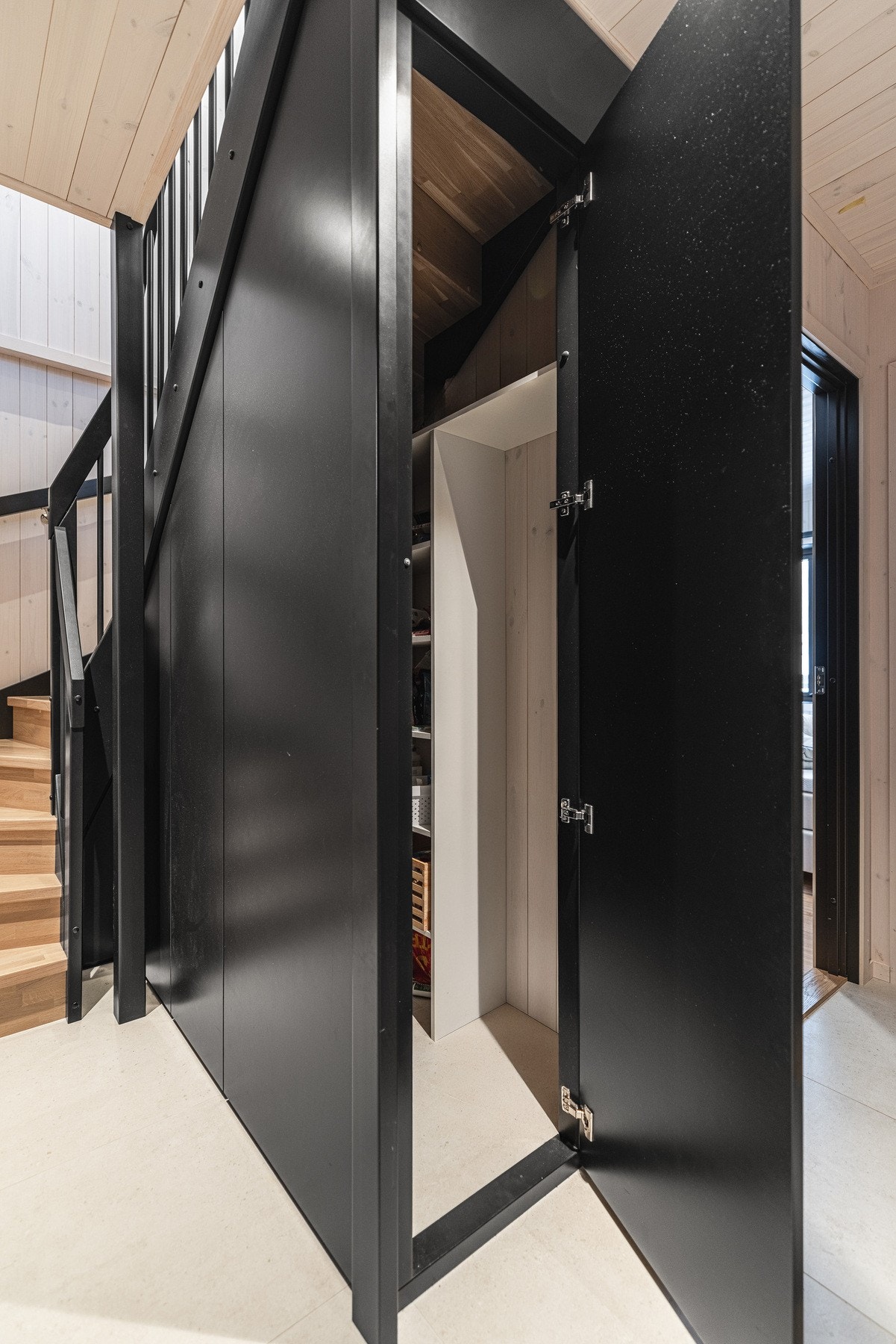 Praktisk bodplass under trappen. Galleribilde