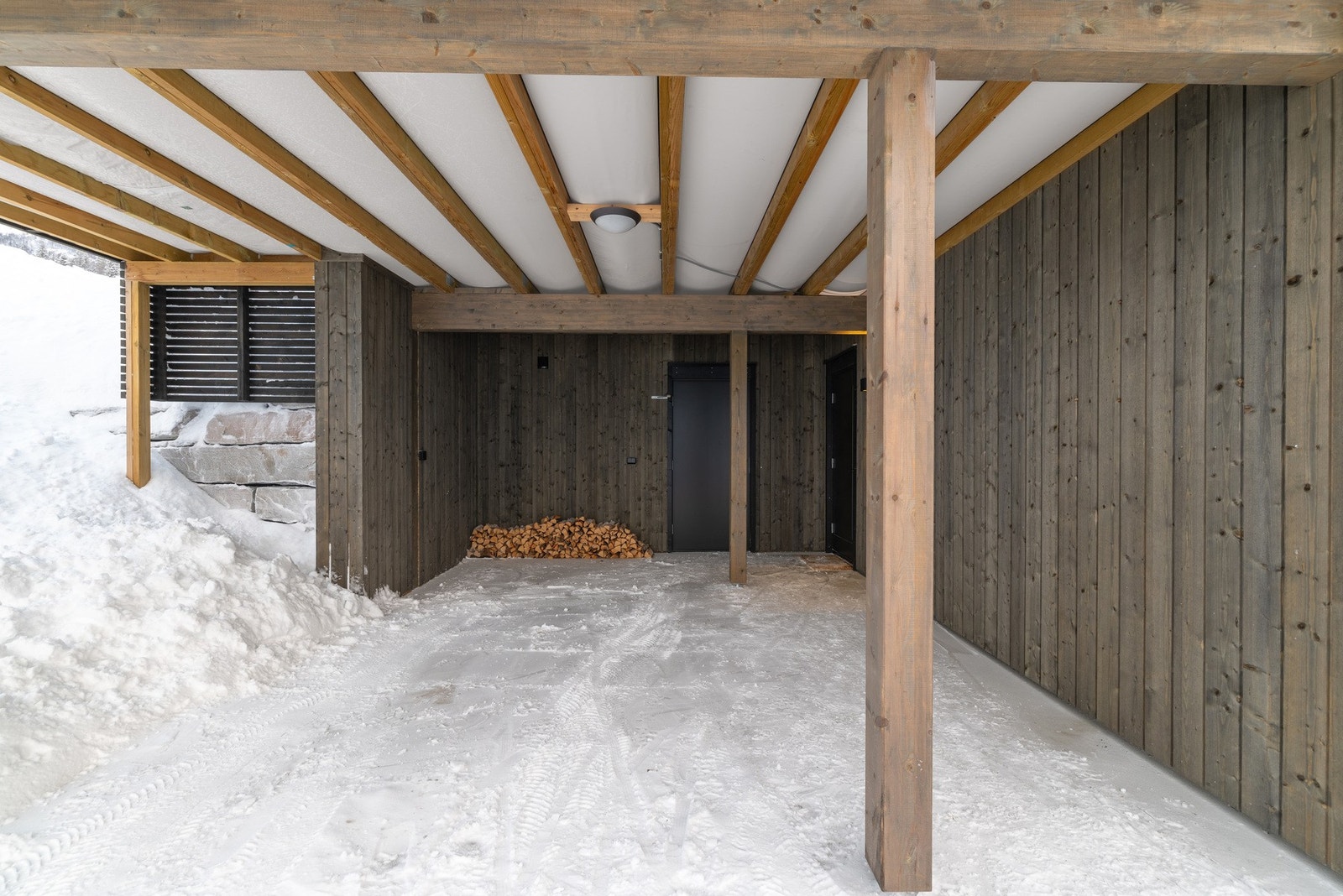 Carport med bod i forkant. Galleribilde