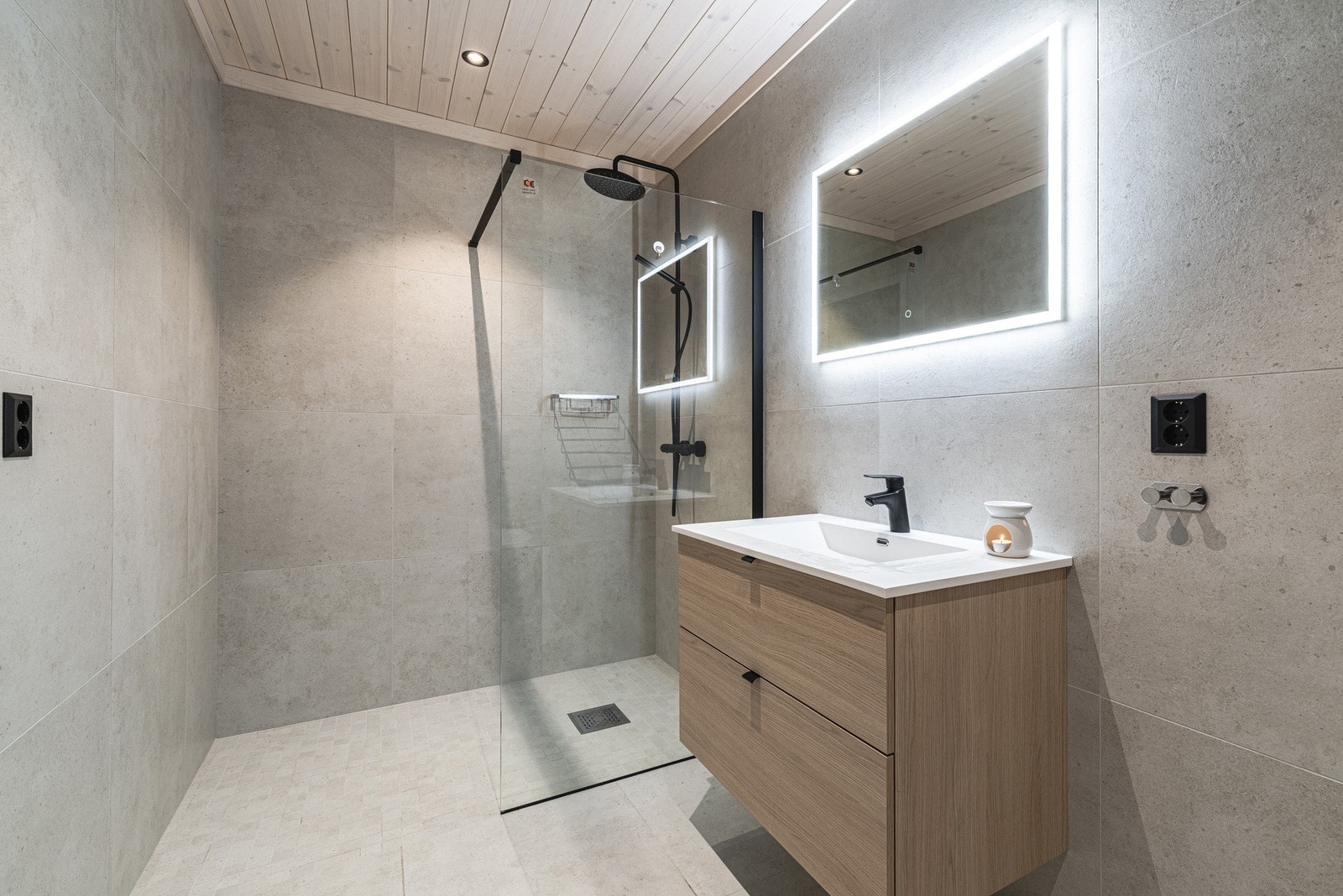 Lekkert baderom i 1. etasje med moderne og tidløse materialer. Her kombineres funksjonalitet og design på en elegant måte. Galleribilde