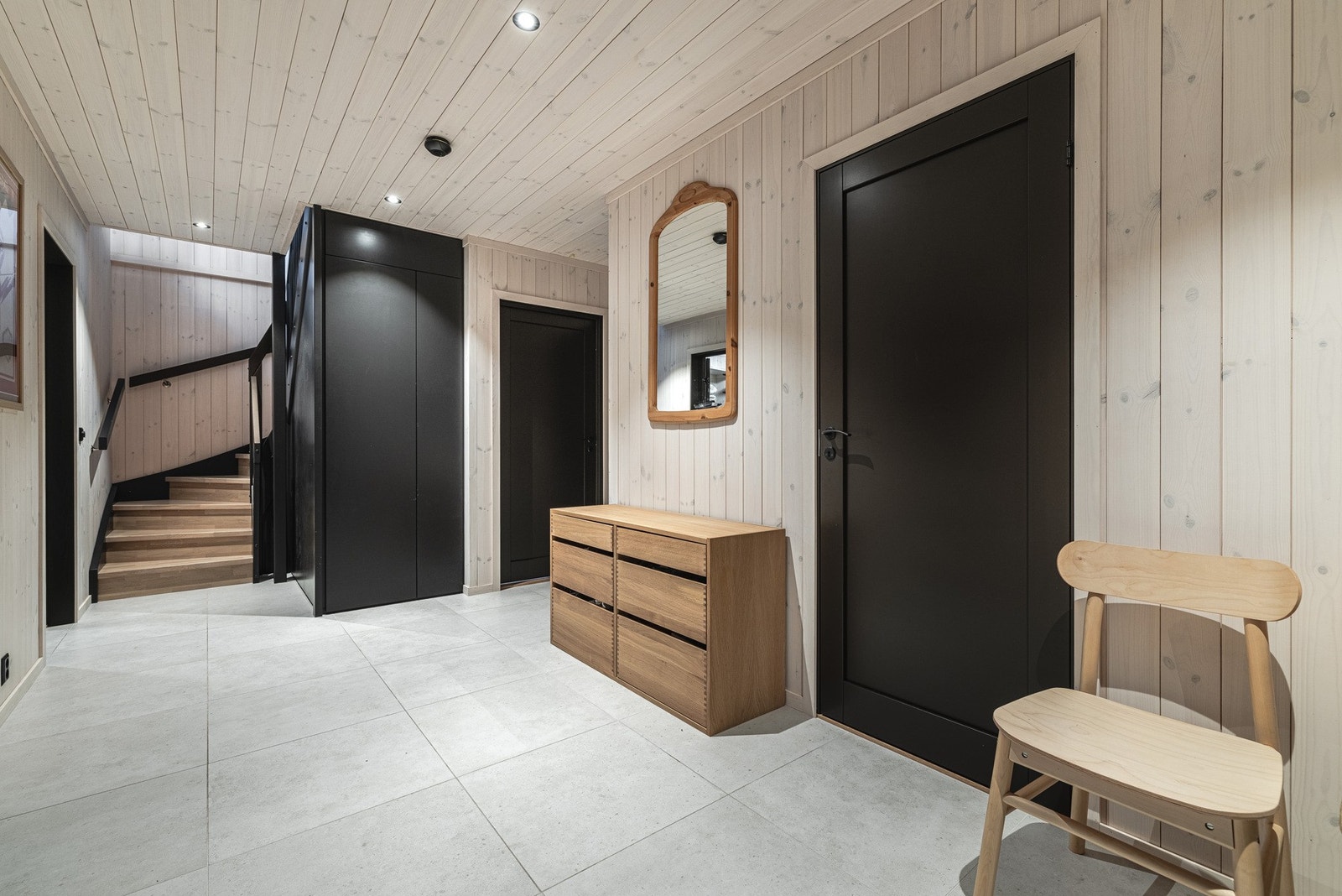 Romslig flislagt gang. Galleribilde