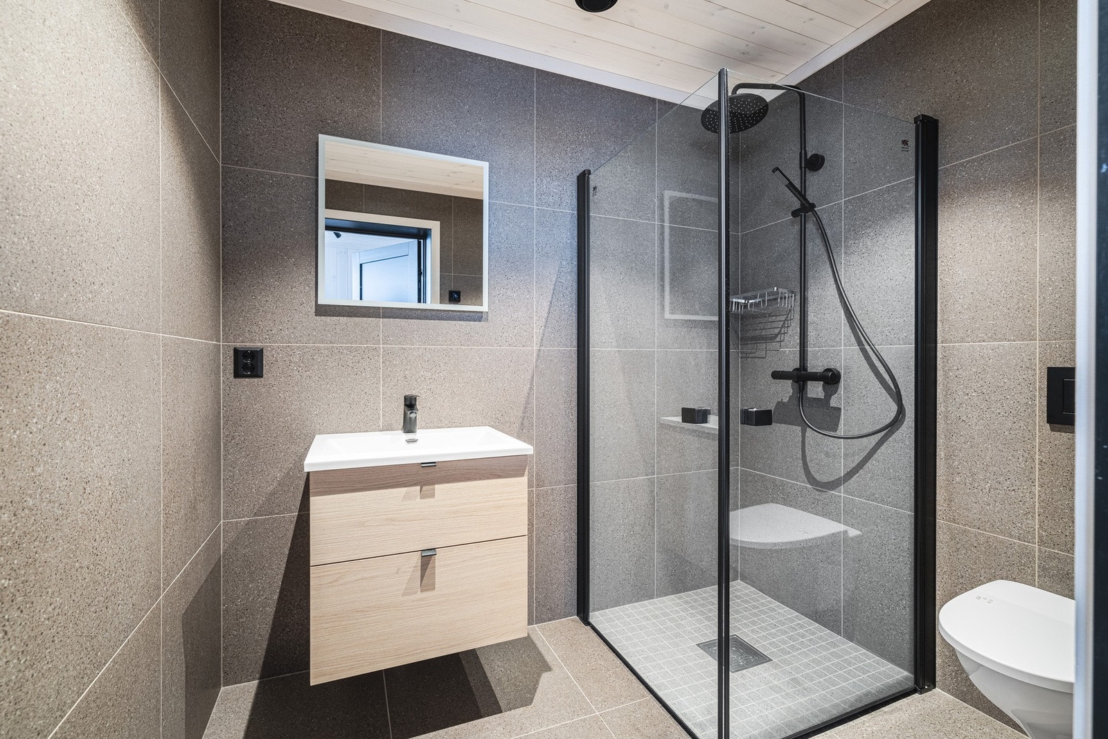 Lyst og delikat baderom på hovedplan. Galleribilde