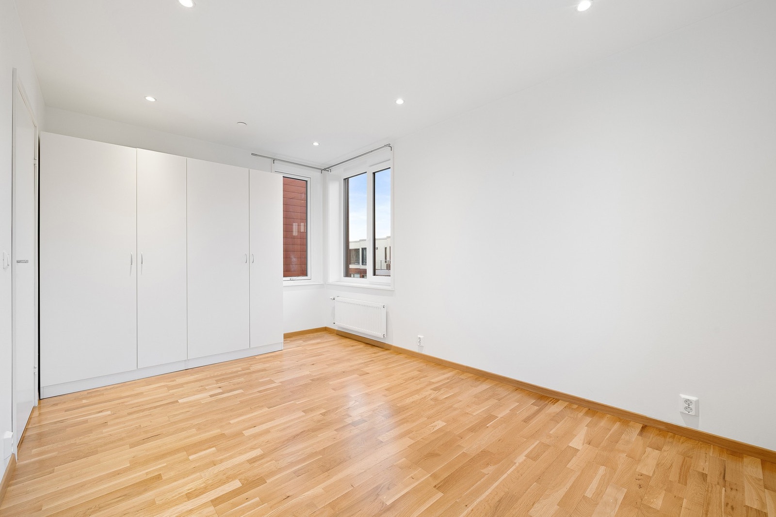 Rommet gir god plass for å innrede med garderobeskap og kommoder. Galleribilde