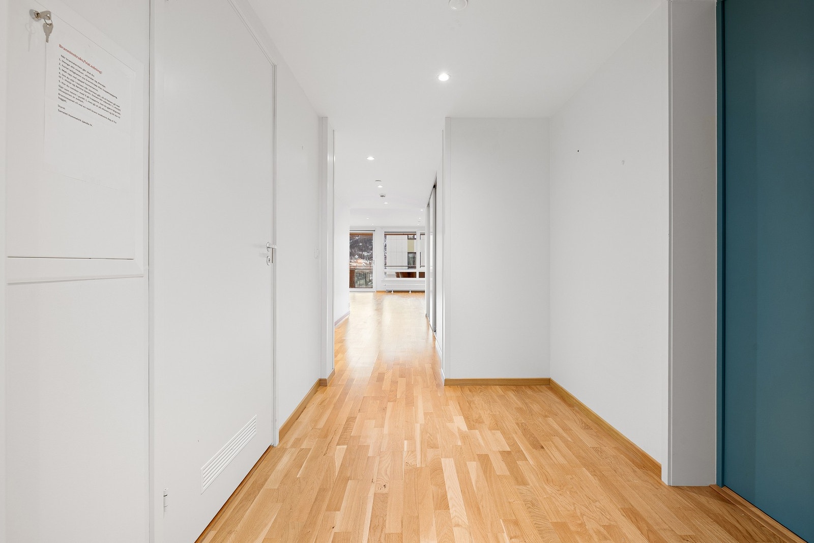 Gang og entre på 11 kvm med integrert djup skyvedørsgarderobe for lagring. Galleribilde