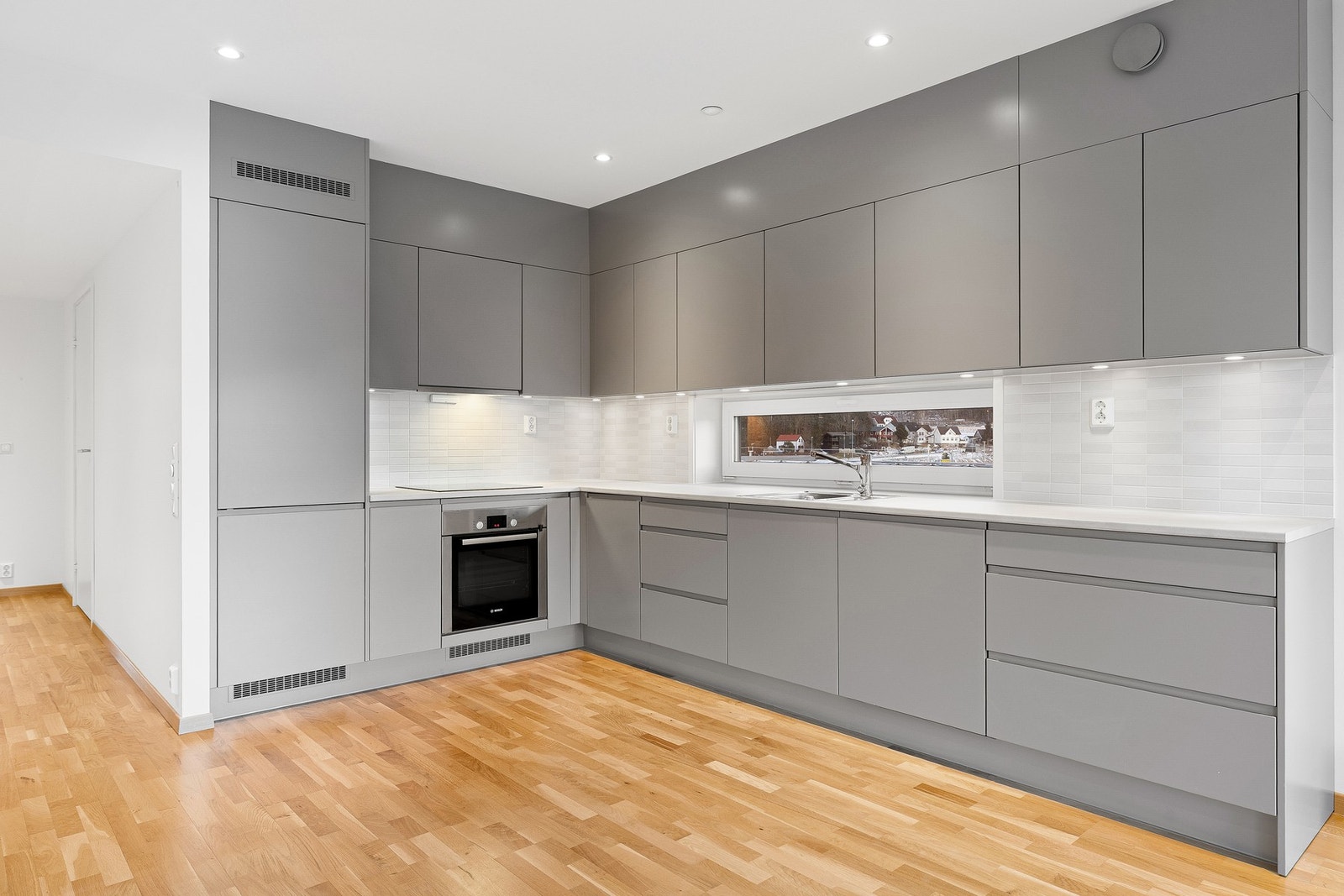 Innredning med mekanisk avtrekksvifte over stekesonen. Det er integrert platetopp, stekovn og oppvaskmaskin. Galleribilde