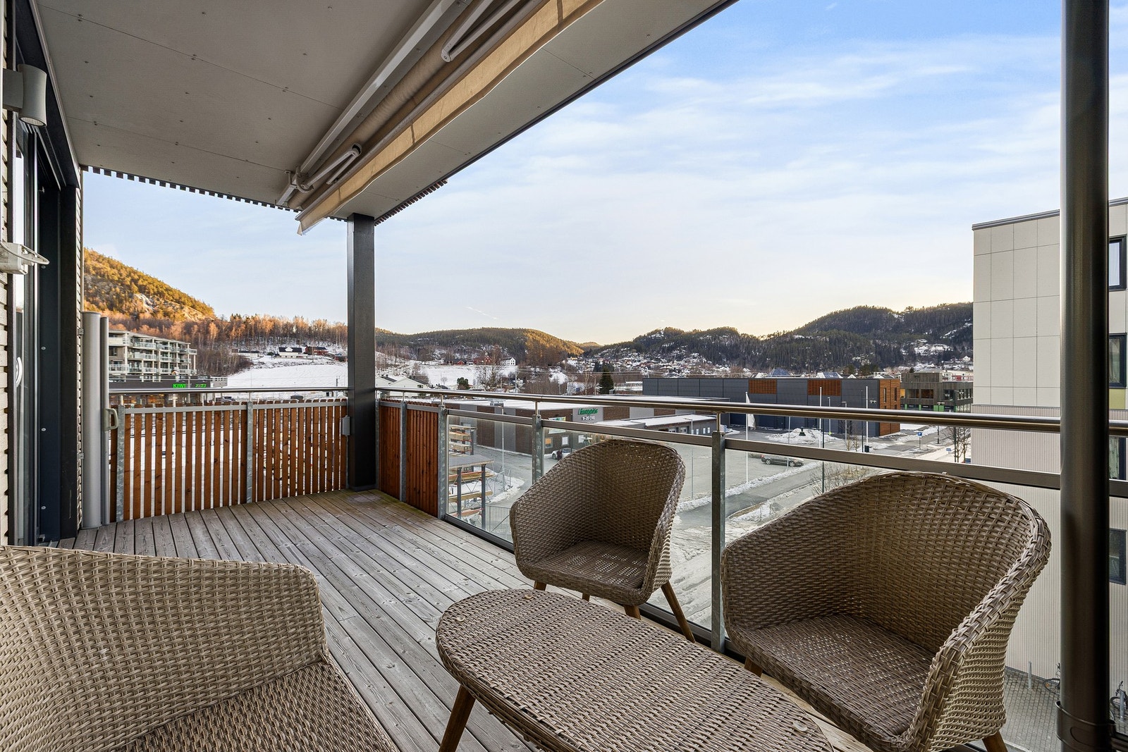 Området er veletablert og rolig, med gangavstand til dagligvare, servicetilbud, skoler, barnehager og kollektivtransport, inkludert togstasjon. Galleribilde