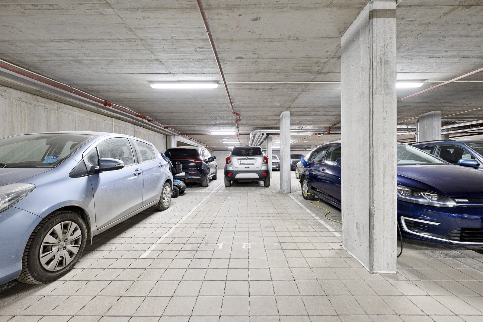 P-plass i parkeringskjeller. Galleribilde