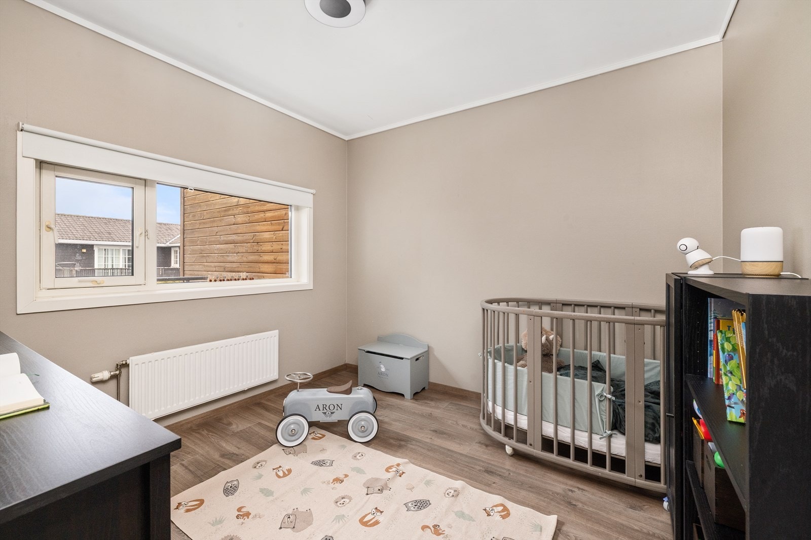 Soverom nr. to er et ypperlig barnerom. Alle soverommene er malt en behagelig og lys fargetone og har godt med naturlig lysinnslipp. Galleribilde