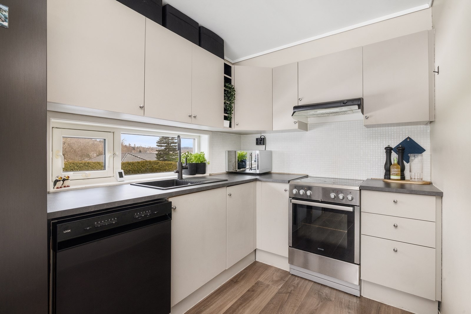 Innredningen er i malt utførelse med laminat benkeplate og nedfelt
benkebeslag/kum. fra 2025. Det er lekkasjevarsler i kjøkkenbenk og kjøkkenventilator med avtrekk ut. Galleribilde