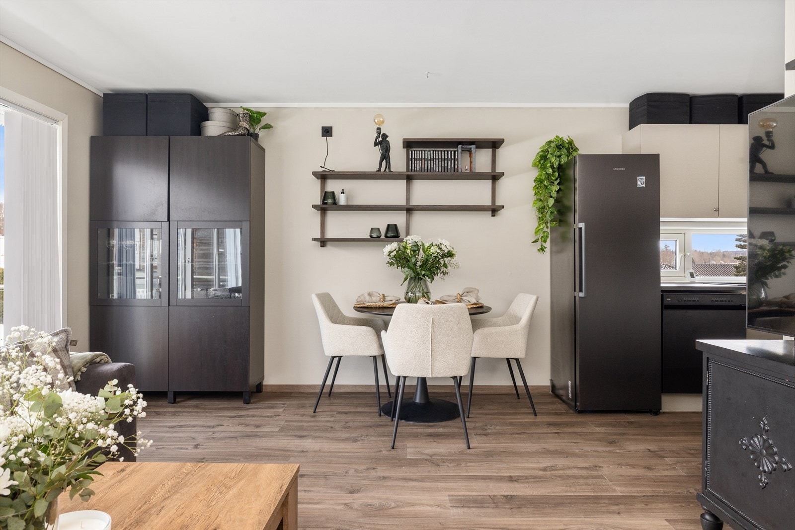 Stue og kjøkken ligger i åpen løsning som bidrar til en lys og luftig oppholdssone. Galleribilde