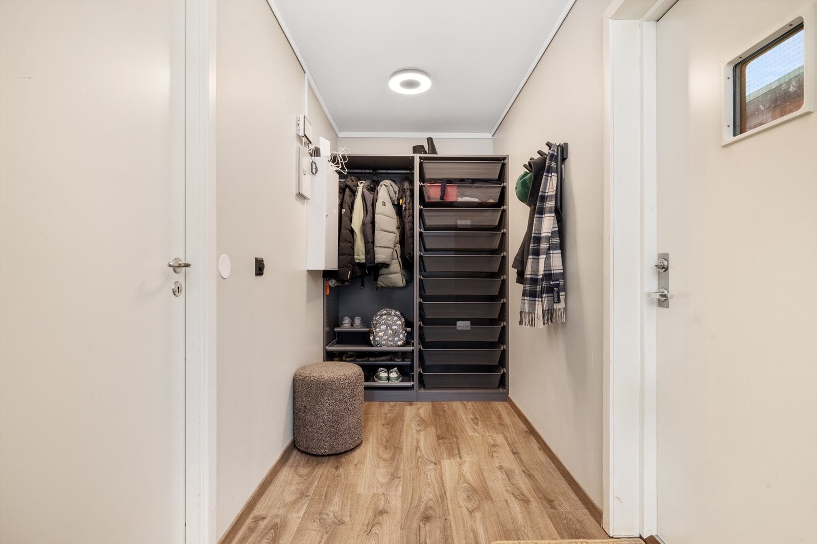 En trivelig entre ønsker velkommen inn! Her er det god plass til oppheng av yttertøy og plassering av sko som er i daglig bruk. Galleribilde