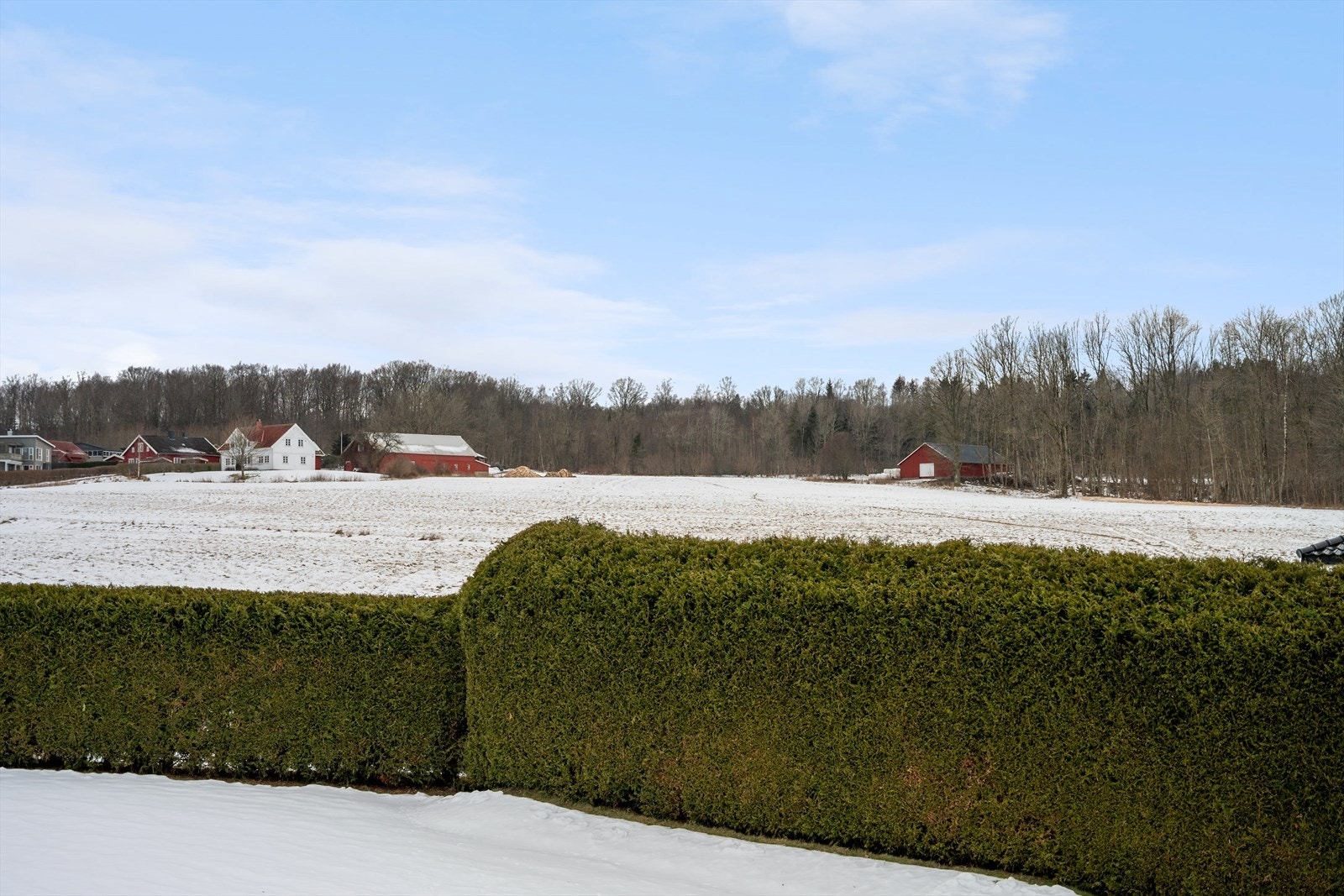 På balkongen er det også svært gode solforhold og oversiktlig utsyn over hyggelig nærområde. Galleribilde