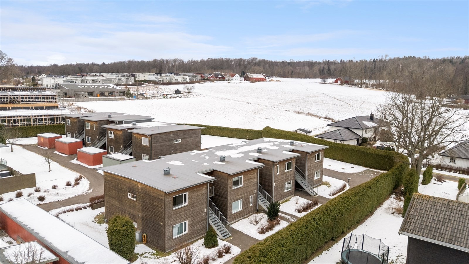 Borettslaget er beliggende i rolige og solrike omgivelser på Kirkebakken/Borre i et trygt og koselig boligområde. Galleribilde