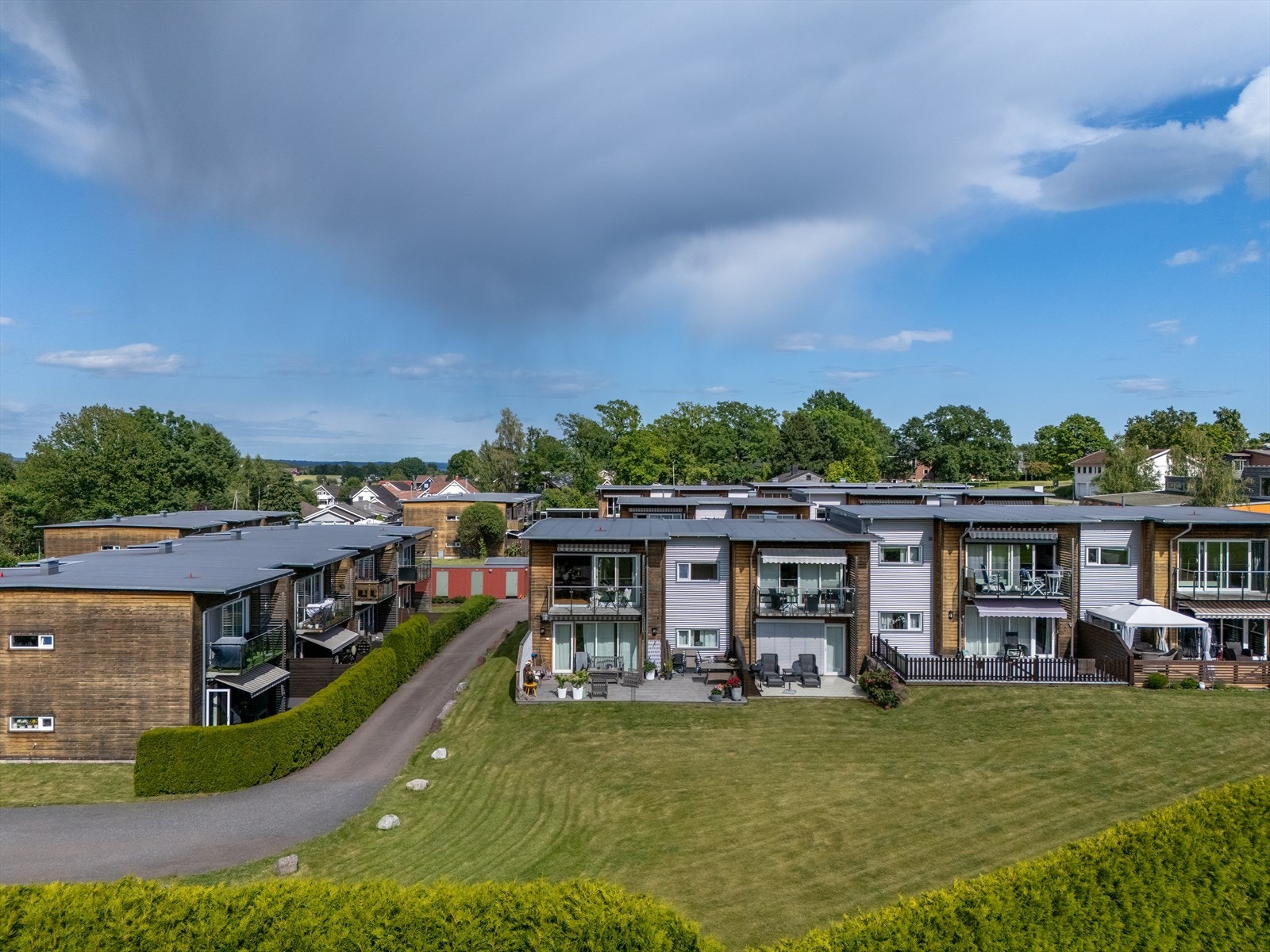 Det er sykkelvei både til Skoppum og helt inn til Horten. Universitet i Sør-Øst Norge (USN) på Bakkenteigen ligger kun to minutter unna med bil, eller en fin sykkel/gåtur unna. Galleribilde