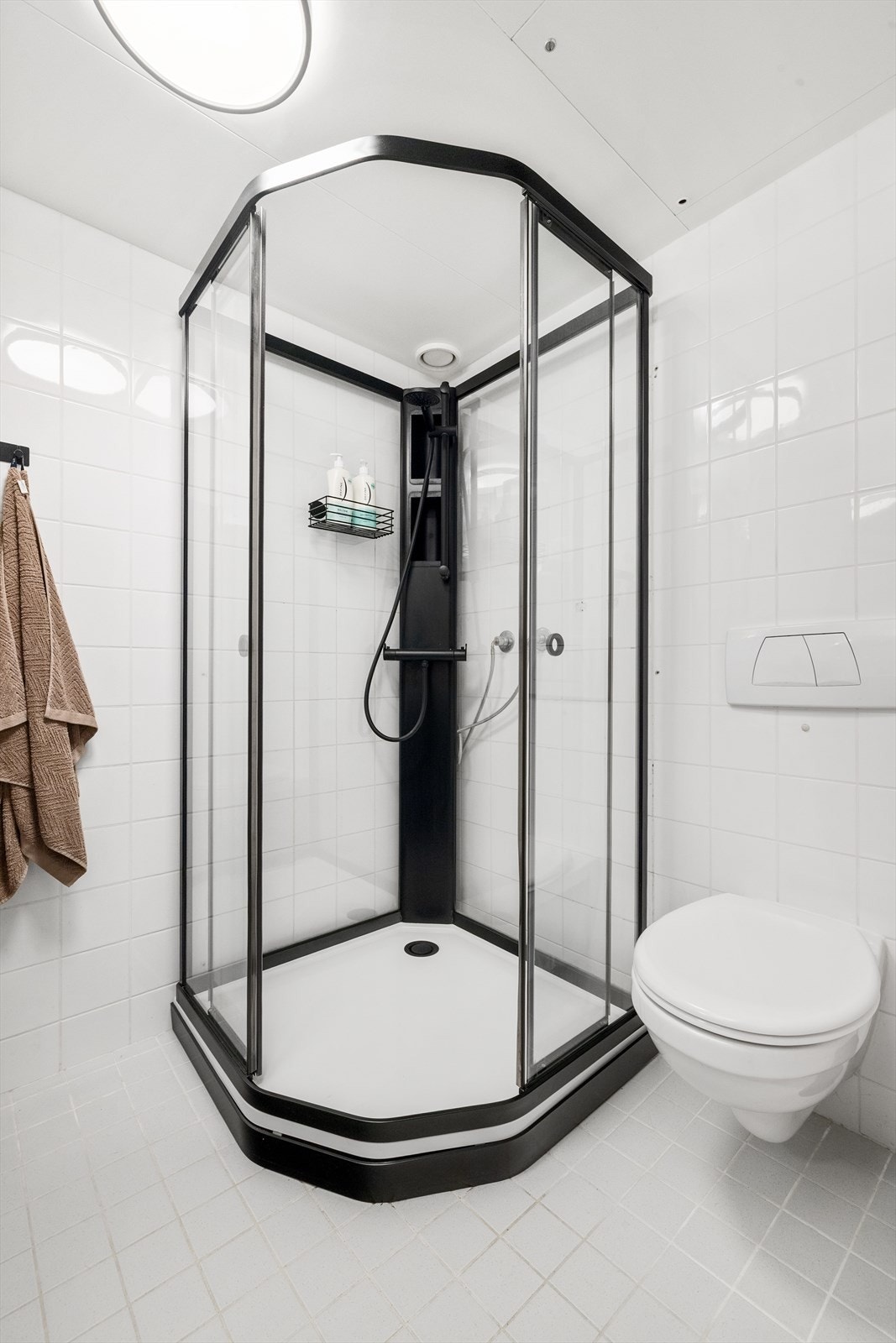 Dusjkabinett og nytt blandebatteri ble satt inn i 2024. Galleribilde