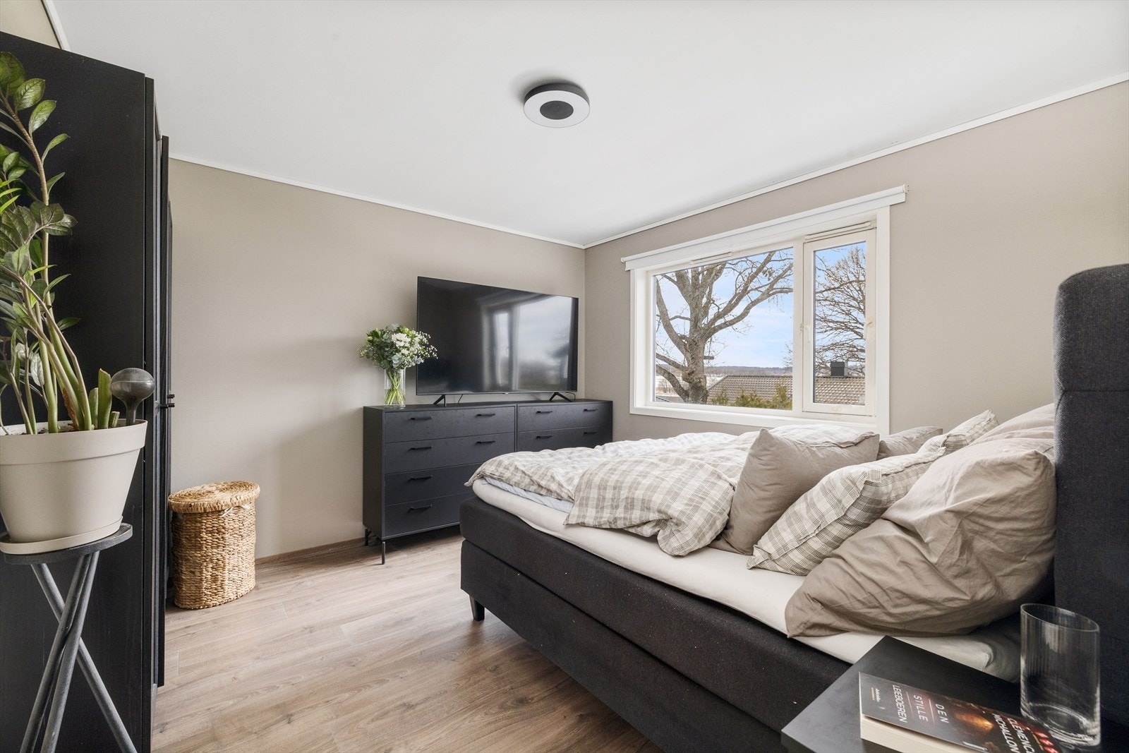 Videre byr leiligheten på hele tre, fine soverom av god størrelse. Galleribilde