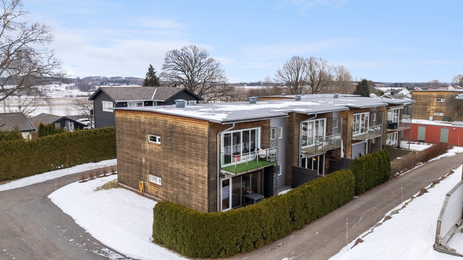 Her er det gangavstand til både dagligvareforretning (KIWI), offentlig kommunikasjon, småbåthavn, badestrand og flotte friområder med gode rekreasjonsmuligheter sommer som vinter. Galleribilde