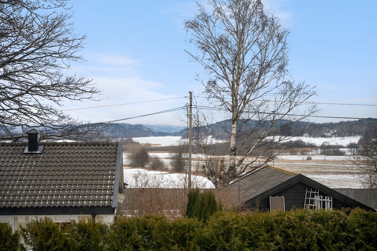 Det er utsyn mot Borrevannet fra uteplassen i tilknytning til inngangen. Galleribilde