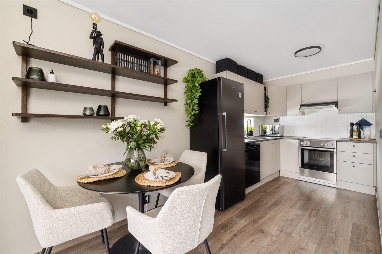 Kjøkkeninnredningen er godt utnyttet med innredning i en L-form. Spisestuen er praktisk plassert i tilknytning til kjøkkensonen. Galleribilde