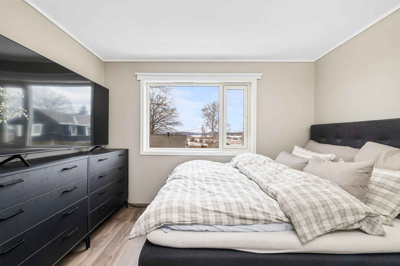 Rommet som i dag benyttes som soverom har god plass til dobbeltseng med tilhørende møblement og garderobeløsning. Galleribilde