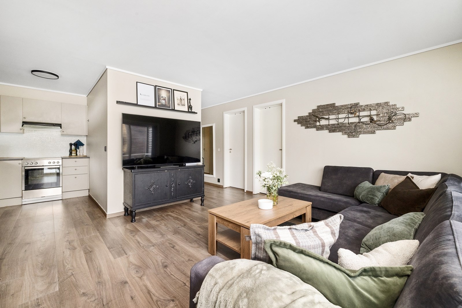 Stuesonen har fint plass til sofaløsning og TV-møblement. Alle gulv er byttet og overflater er malt i 2024 (med unntak av bad). Galleribilde