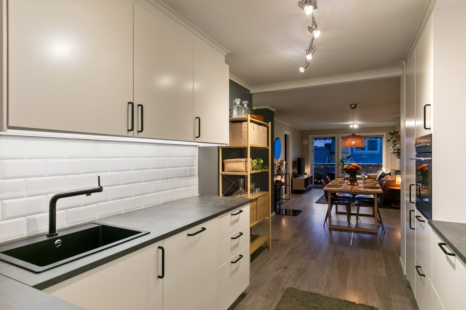 Kjøkkenet har godt med skap- og benkeplass. Galleribilde