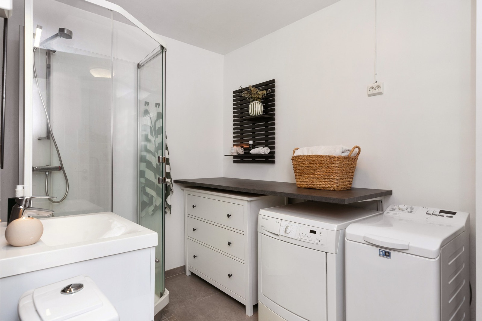 Med benkeplate og skapseksjon får man utnyttet plassen veldig godt. Galleribilde