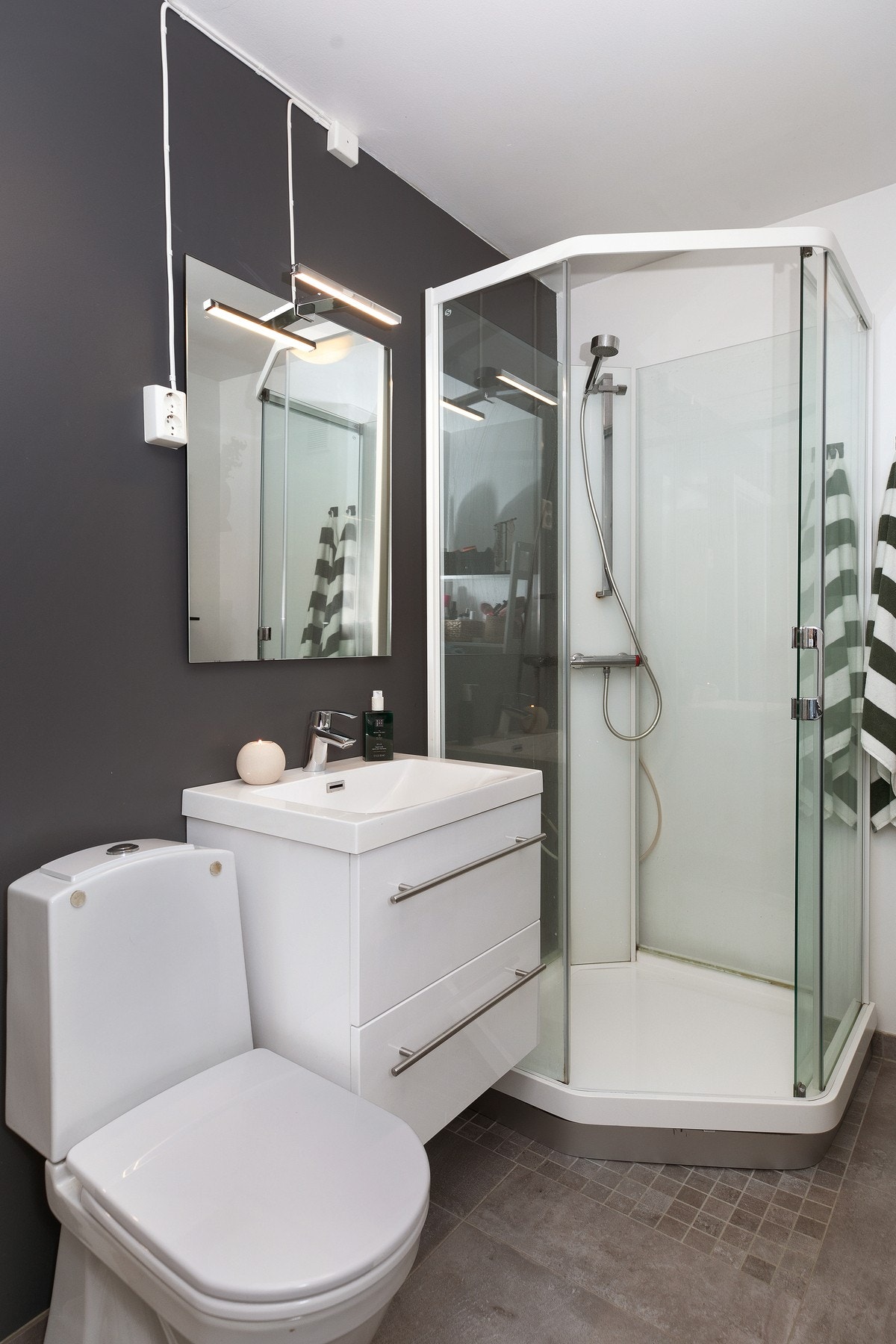 Badet har blitt oppgradert i senere tid. Det er montert servantskap, dusjkabinett og wc. Det er avsatt plass til vaskemaskin. Galleribilde