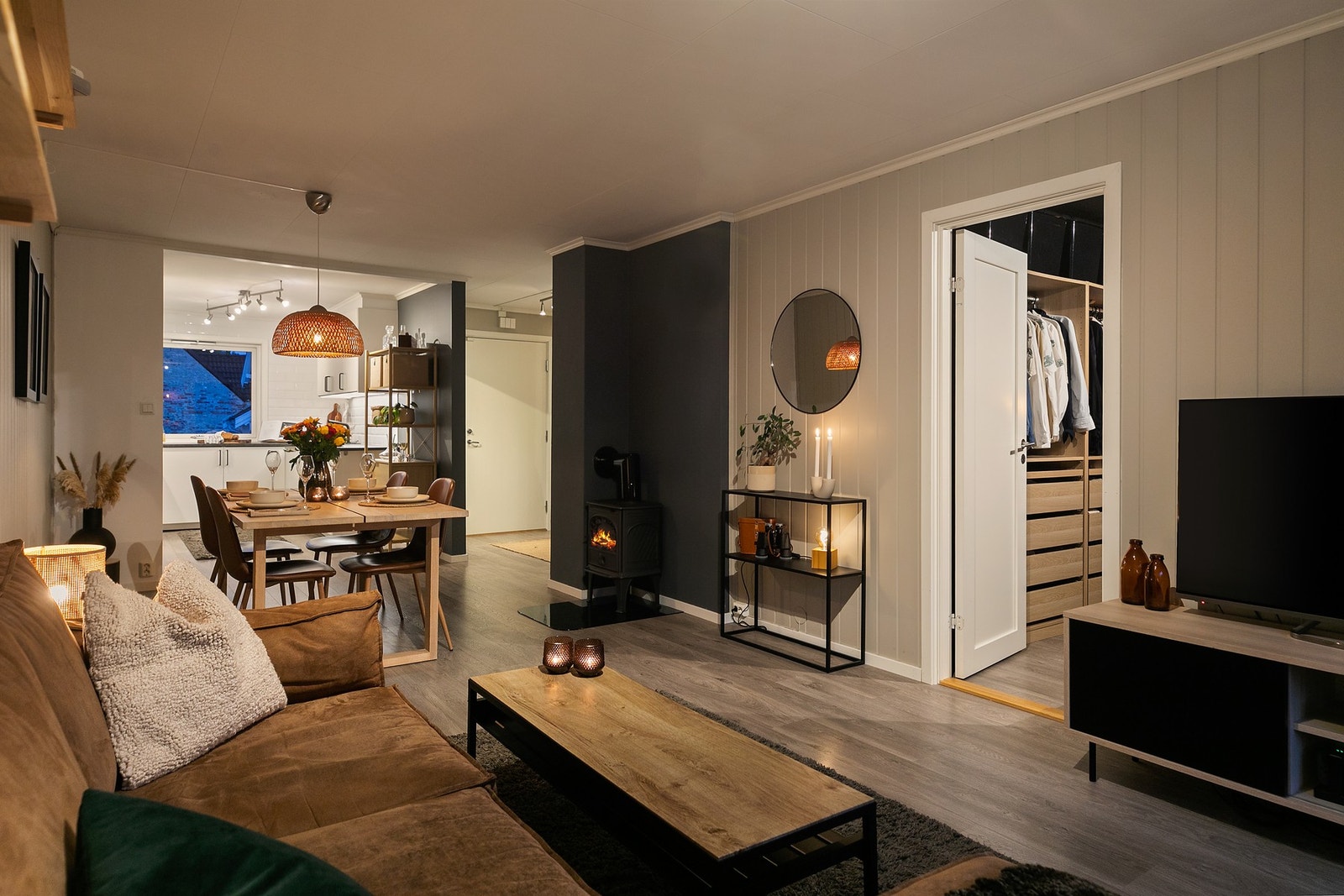 Stuen og kjøkkenet har en åpen løsning. Vinduer i begge ender gir godt med naturlig lys. Galleribilde