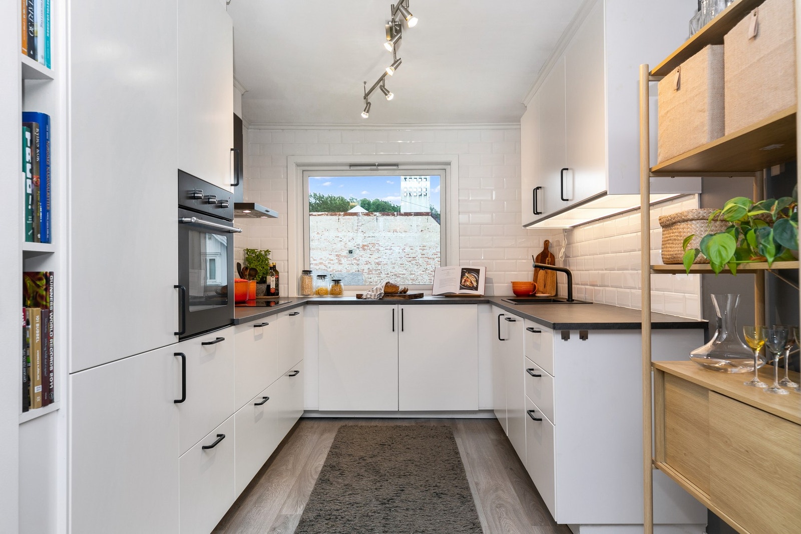 Legg merke til hvor godt lys det blir i leiligheten pga. at det er vinduer i begge ender. Galleribilde