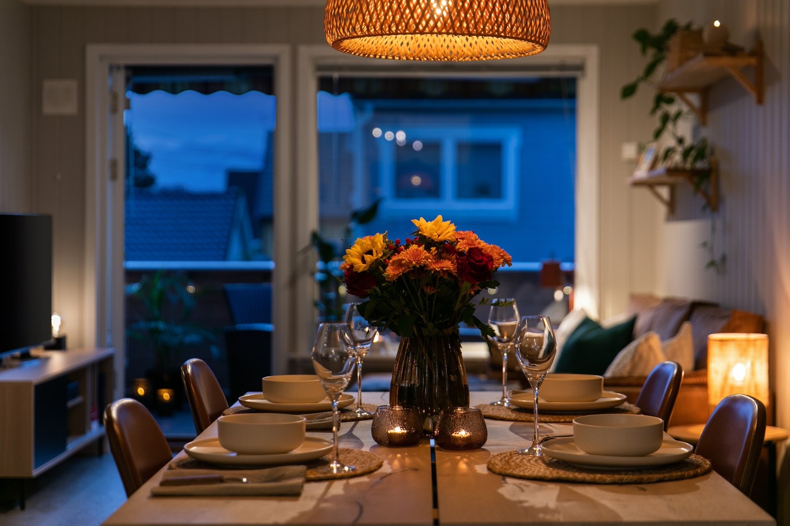 Stuens utforming gir gode muligheter for både sofagruppe og en romslig spisestue. Galleribilde