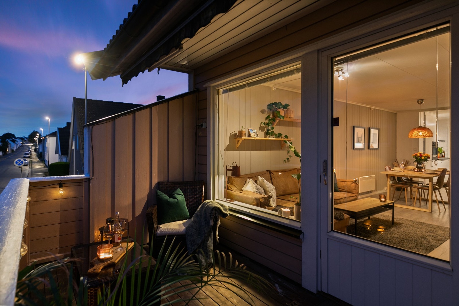 Trivelig veranda som vender ut mot rolig og lite trafikkert gate. Galleribilde