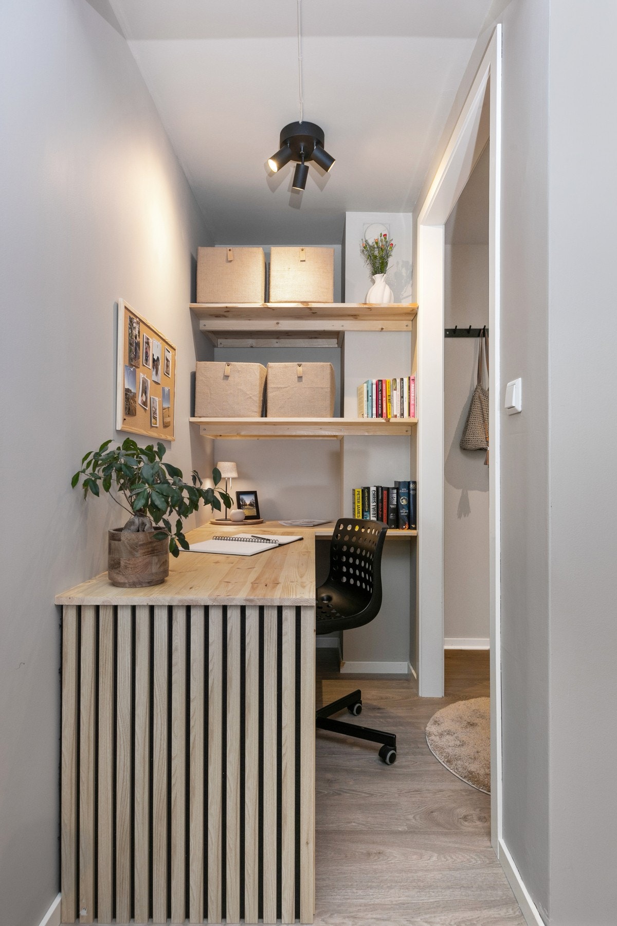 Inngangspartiet er smart innredet, her er det laget en kontorplass med skjermet lagring i bakkant. Galleribilde